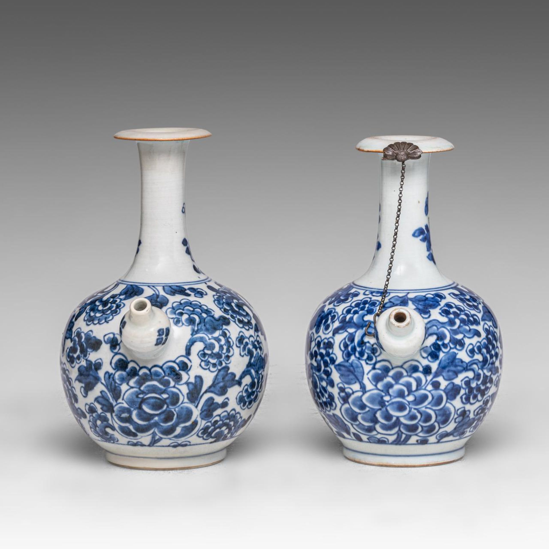 Two Chinese 'Peony scrolls' kendi jugs, Transitional/ Kangxi period, H 20 cm - Image 5 of 7