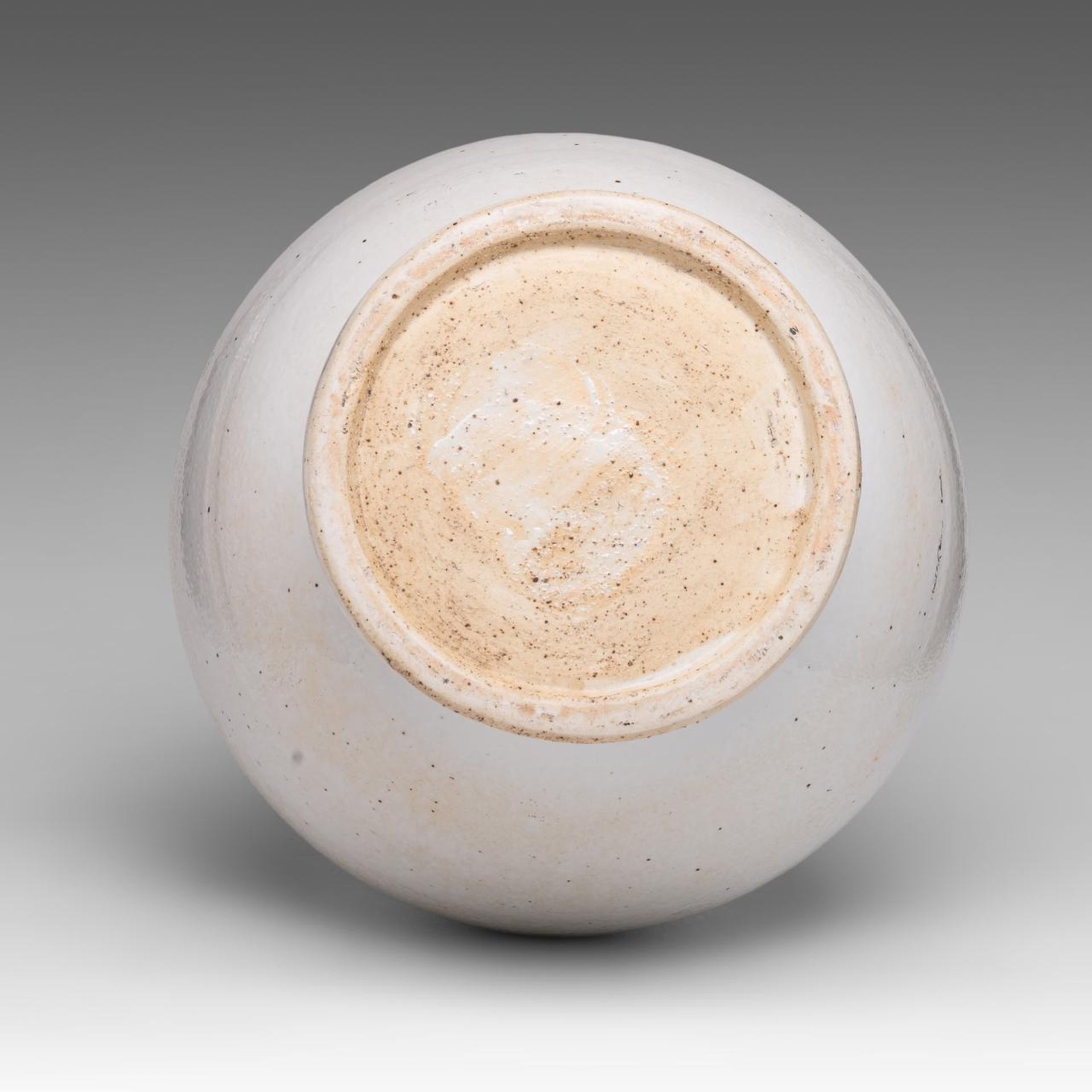 An impressive Chinese white porcelain bottle vase, Ming or later, H 57 cm - Bild 6 aus 6