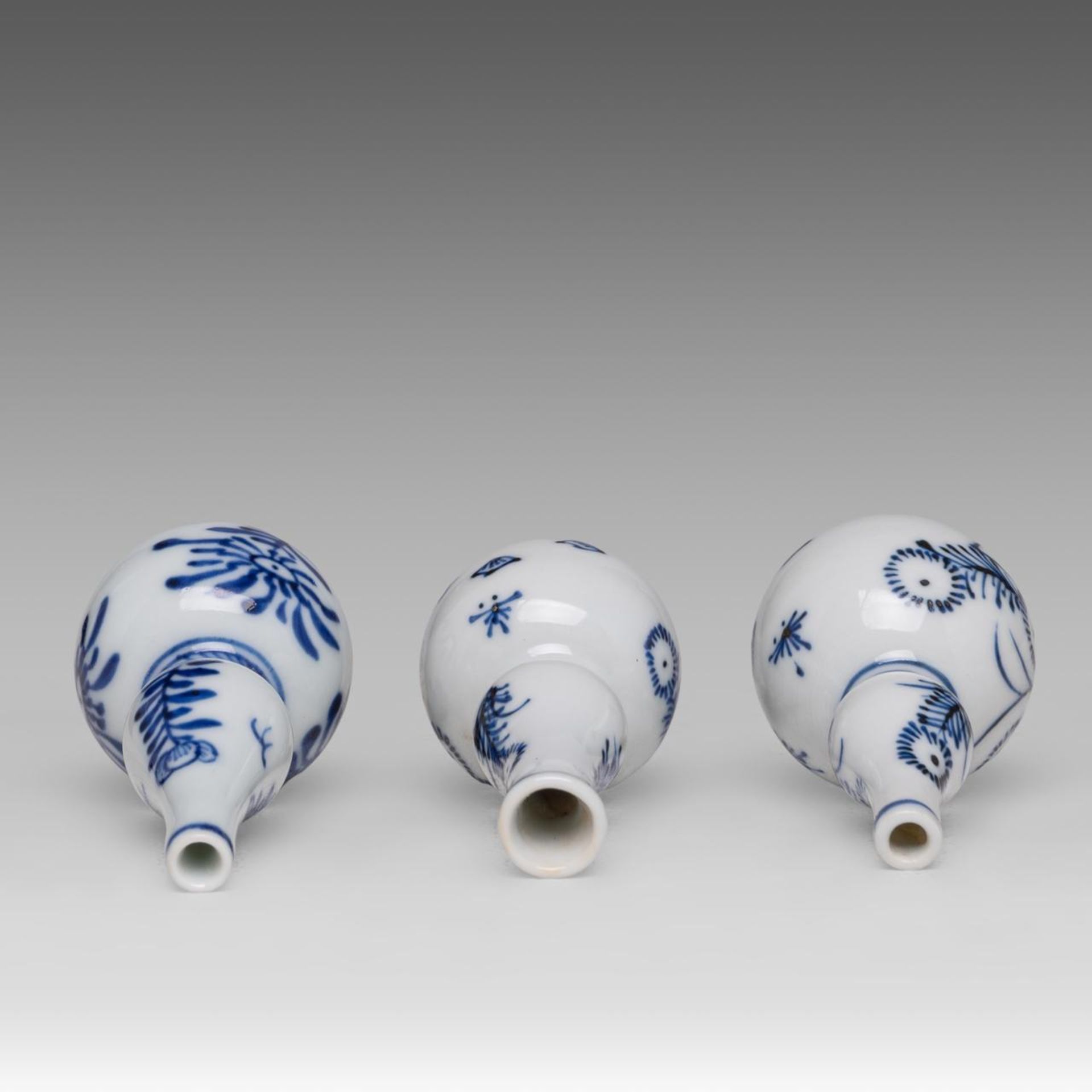 A pair of Chinese blue and white 'Hunting' saucers, Kangxi period, dia 10,8 cm - added three blue an - Bild 6 aus 7