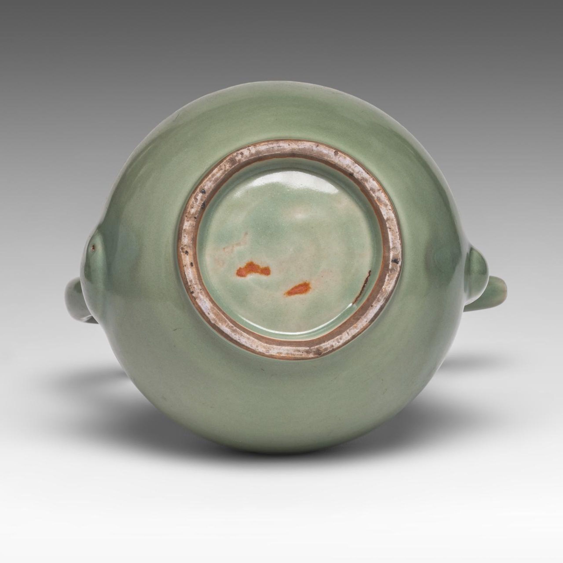 A Chinese Longquan celadon ewer, incl. a tomobako (Japanese wood box), H 33 - W 27 cm (ewer) - Image 6 of 7
