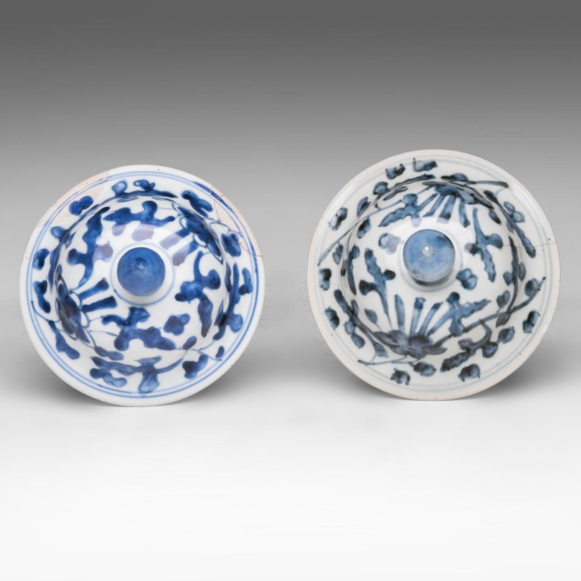 A pair of Chinese blue and white 'Scrolling Lotus' baluster vases and covers, early Qing, H 37 cm - Image 7 of 8