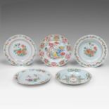 A small collection of five Chinese famille rose export porcelain dishes, 18thC, dia 23 cm