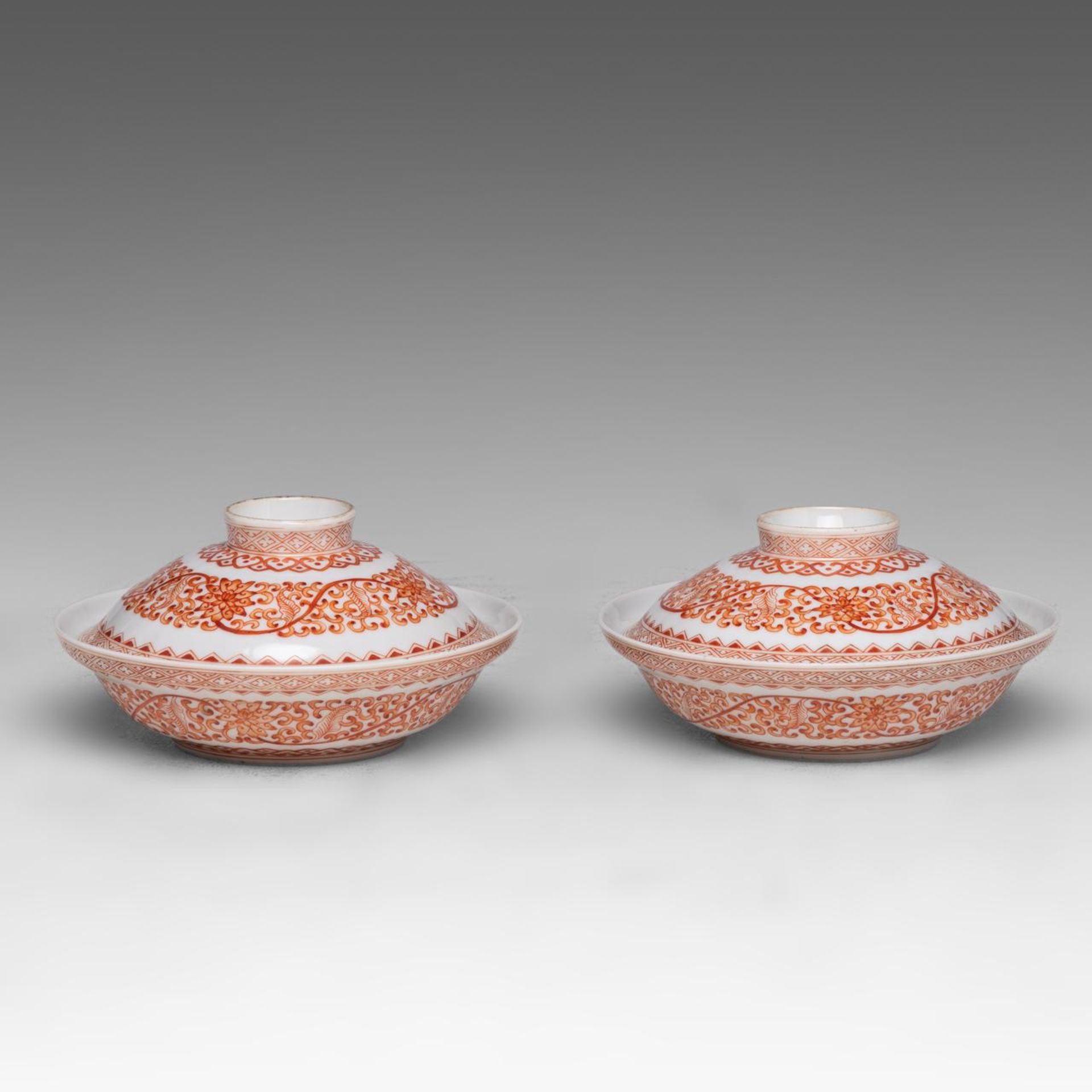 A pair of Chinese iron-red 'Lotus Scroll' lidded serving bowls, marked Guangxu and of the period, di - Bild 3 aus 10