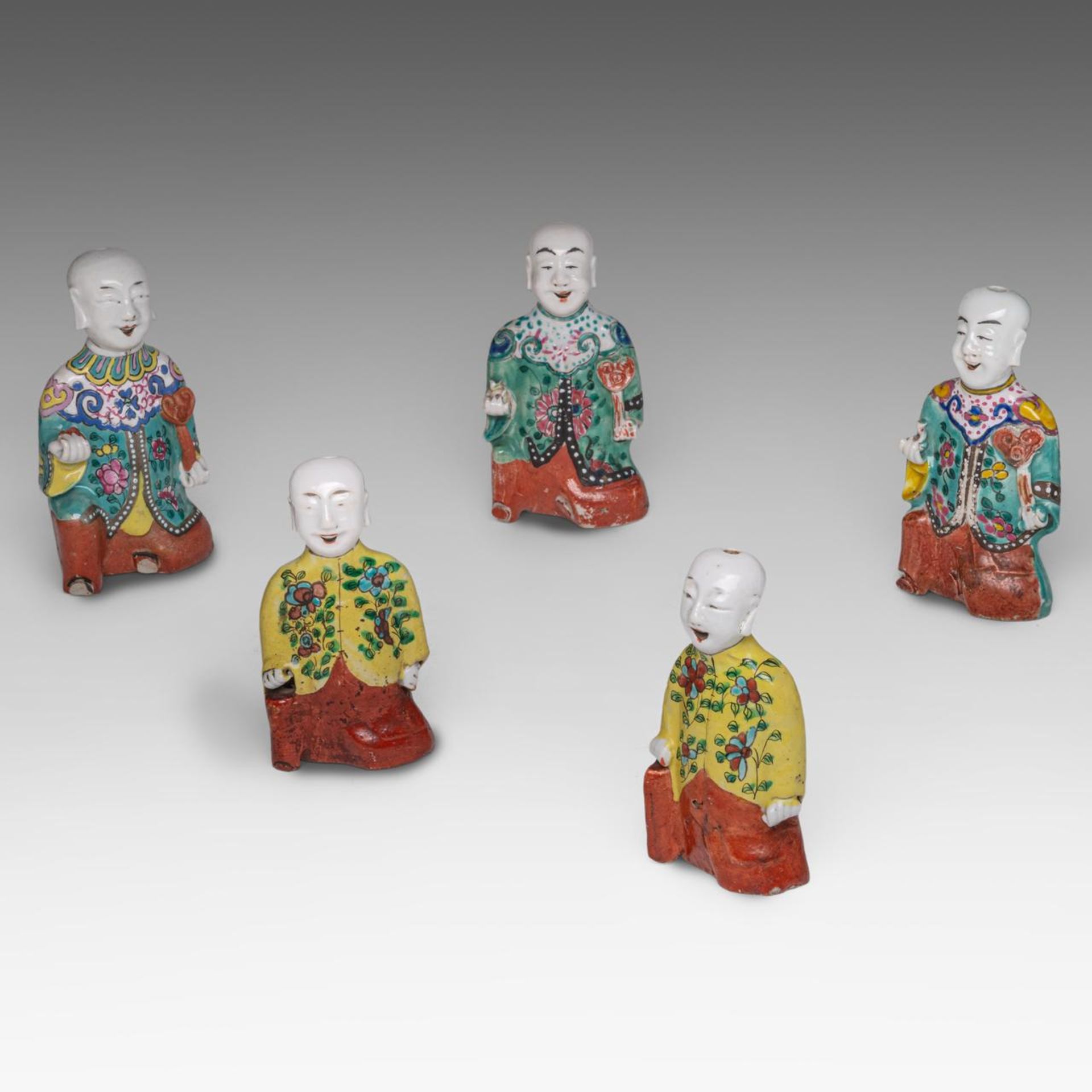 Five Chinese famille rose enamelled export figures, Jiaqing period, tallest H 17,5 cm - Image 7 of 7