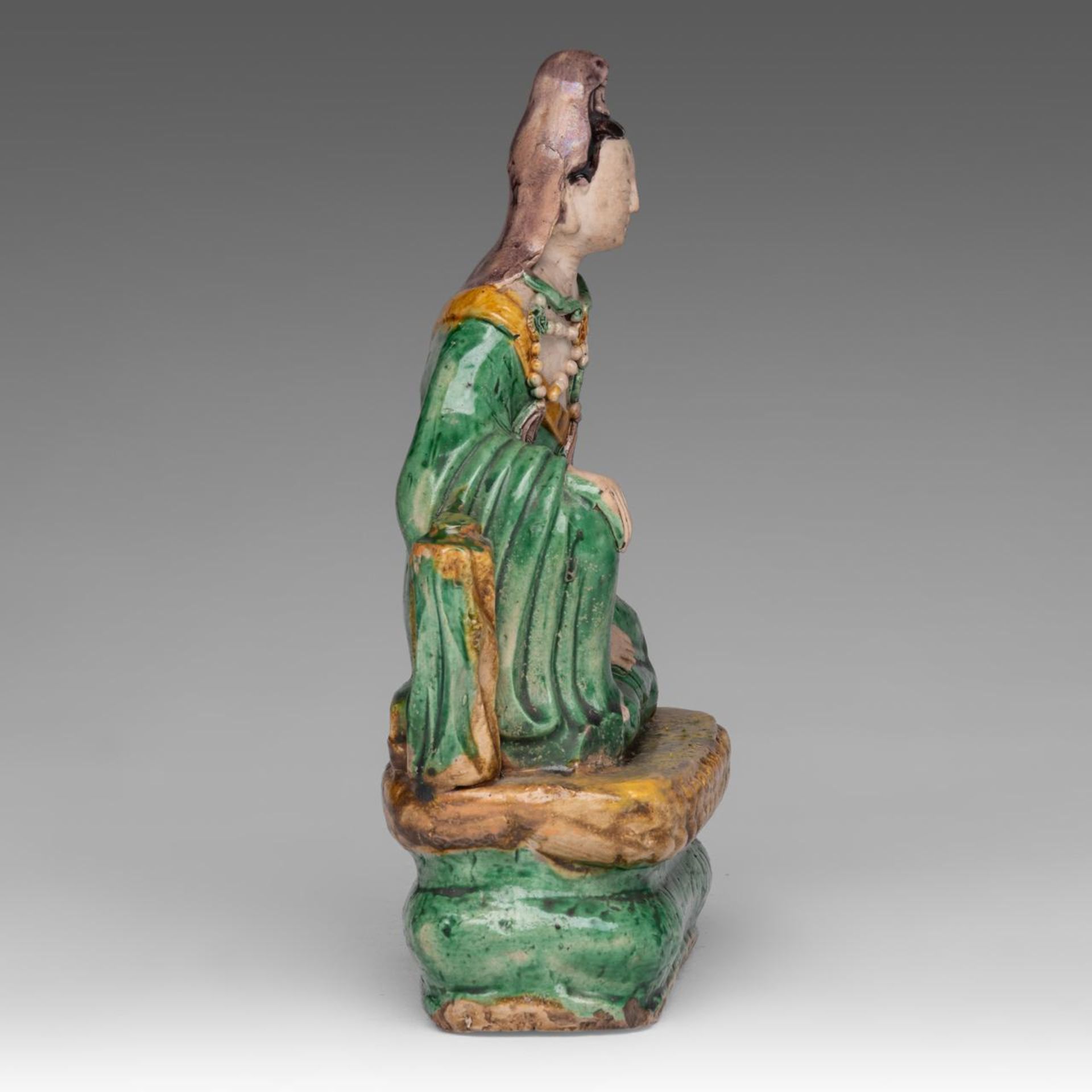 A Chinese sancai-glazed biscuit figure of seated Guanyin, late Ming, H 23 - L 14 cm - Image 5 of 7