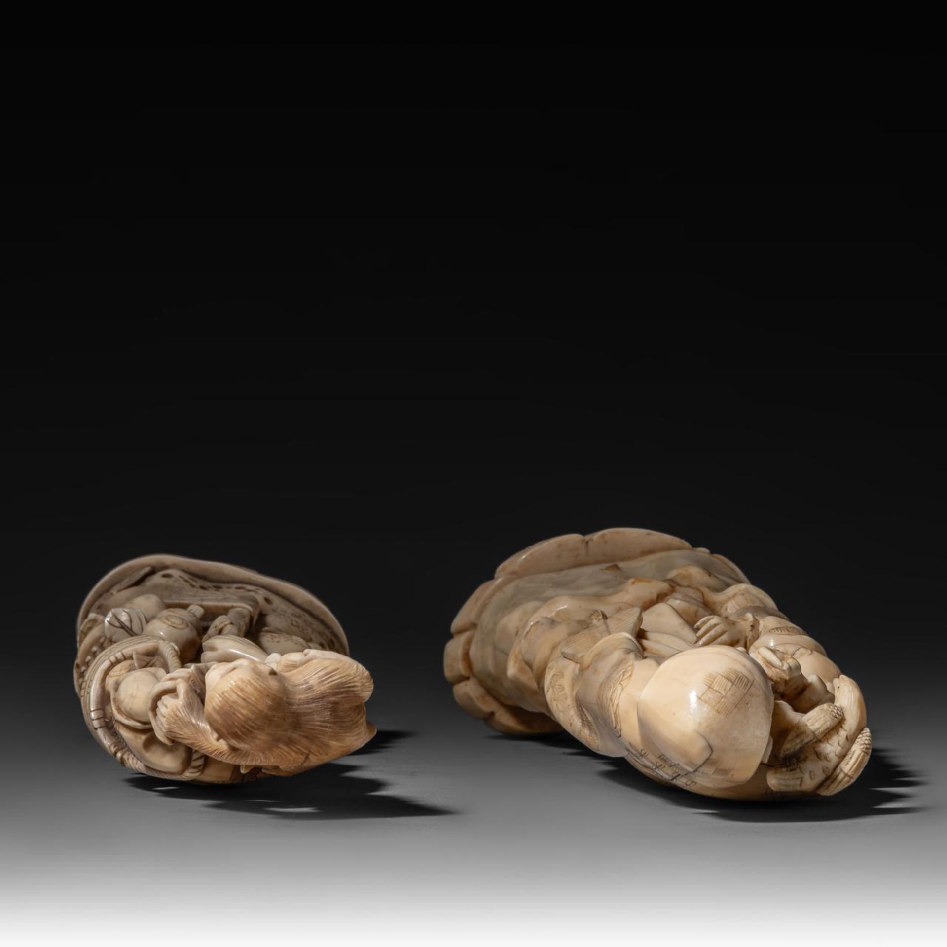 Two Japanese walrus ivory figures, Taisho, H 25,3 - 25,8 cm / 358 - 567 g - Image 8 of 9