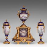 A fine Belle Epoque three-piece gilt bronze and Sevres porcelain mantle clock, H 33,5 - 52 cm