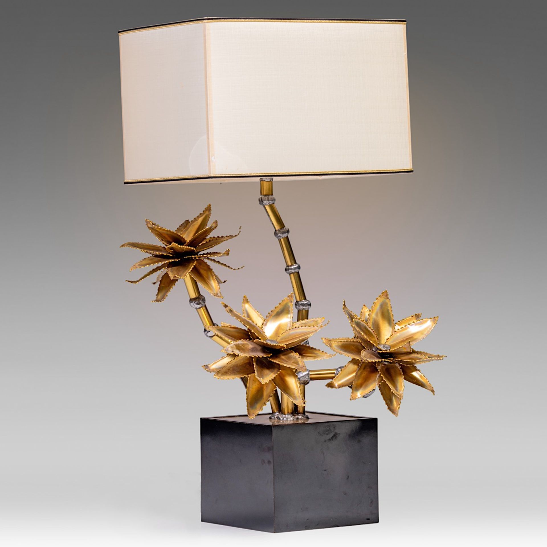 A vintage brass floral Maison Charles type lamp, H 86 cm (total) - Image 2 of 8