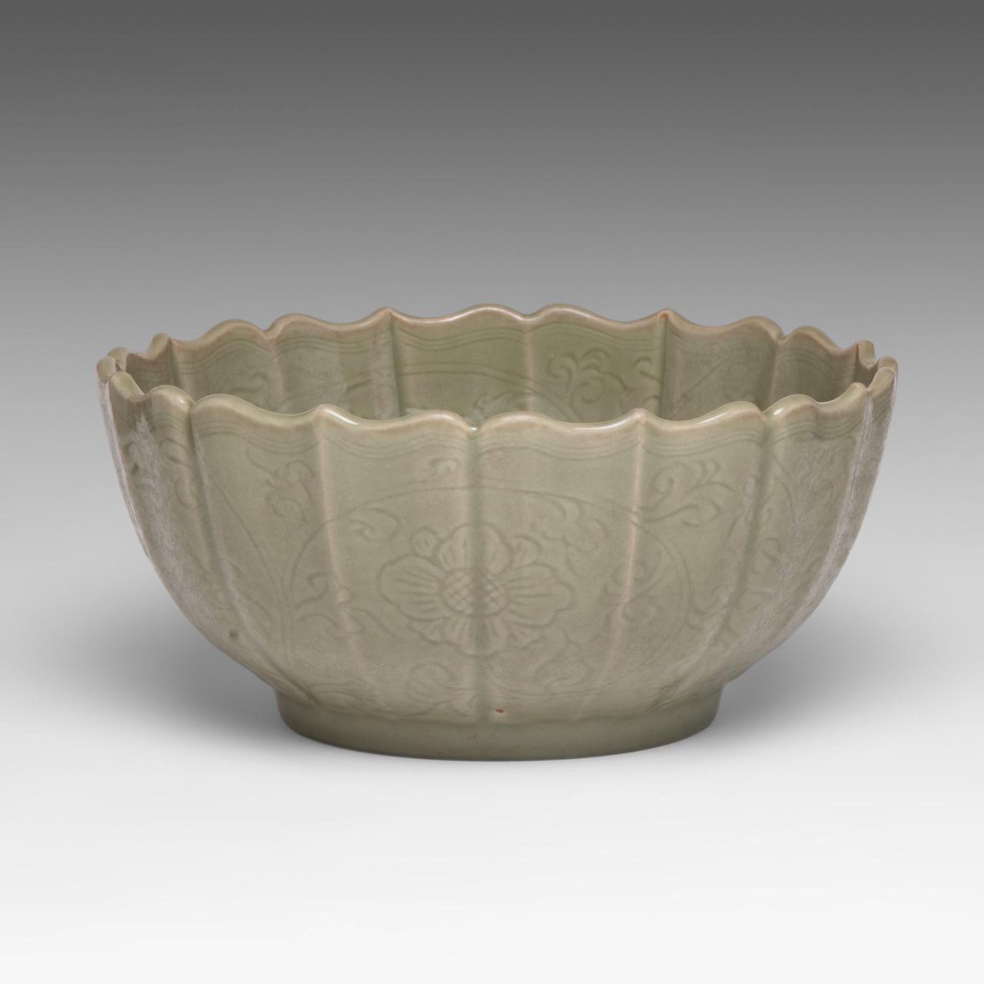 A large Chinese carved Longquan celadon bracket-lobed rim bowl, Ming dynasty, dia 31,5 - H 15 cm - Image 3 of 6