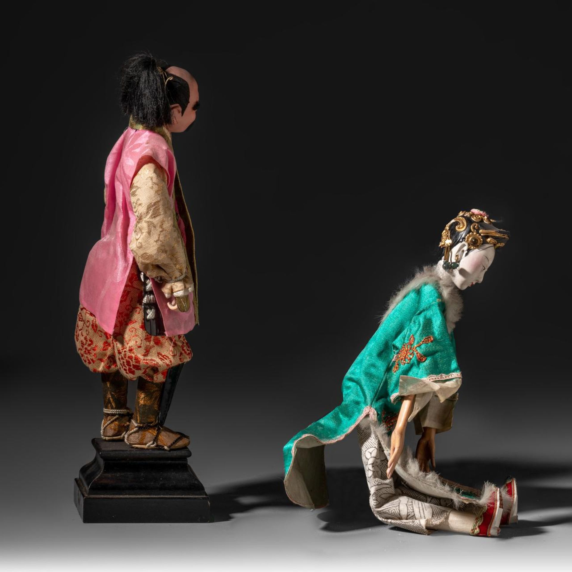 A collection of five Isho Ningyo costume display dolls, Meiji/Taisho period, tallest H 27,5 cm - Image 9 of 9