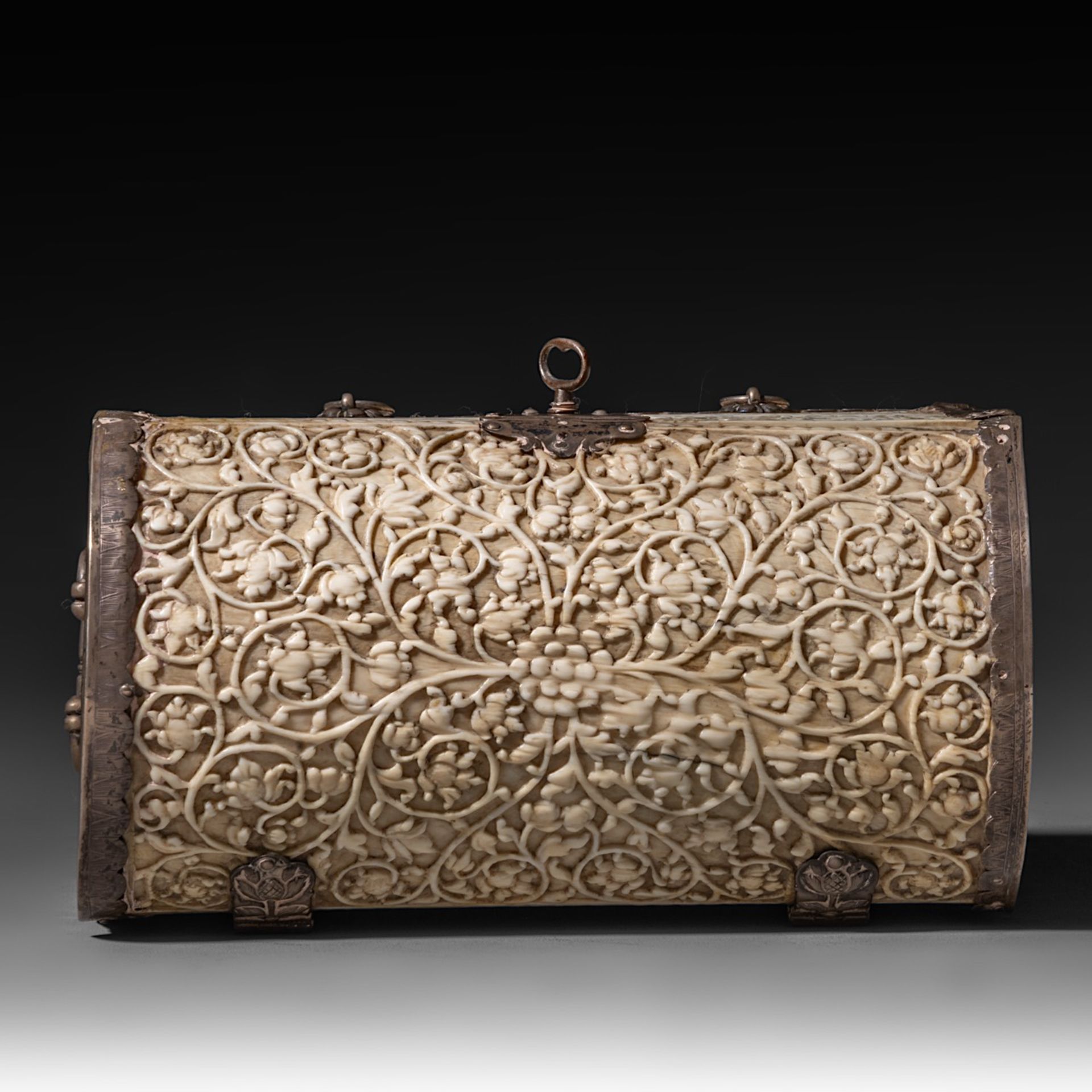 A 17th/18th-century Sinhalese (Sri Lanka) ivory jewelry casket, H 13,5 - W 19,3 - D 10,1 cm / total - Image 7 of 11