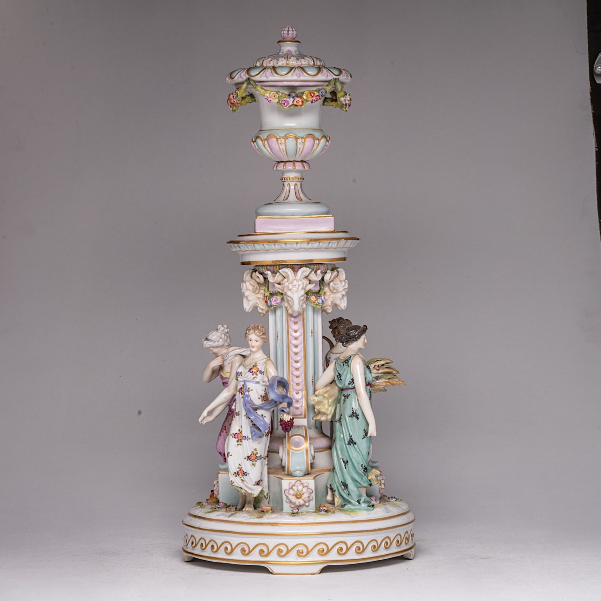 A fine polychrome decorated Volkstedt porcelain 'piece de milieu' represening the four seasons, mark - Bild 5 aus 8