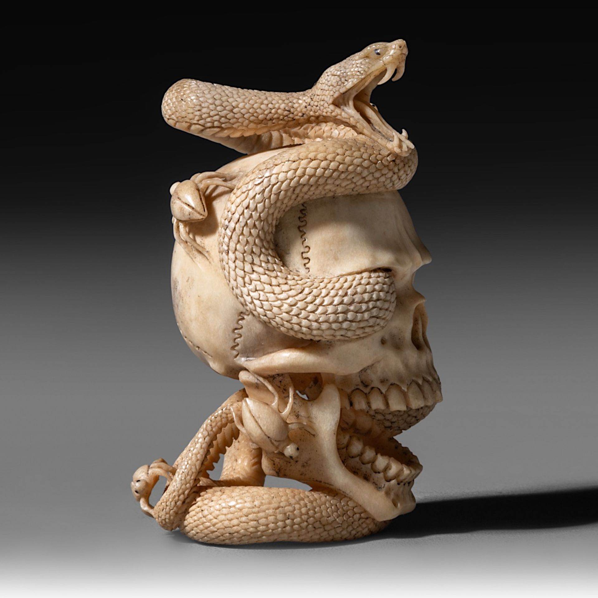 A (German) skull and snake sculpture, bone, 18th - 19th century, H 7,9 cm - weight 79 g - Image 7 of 9