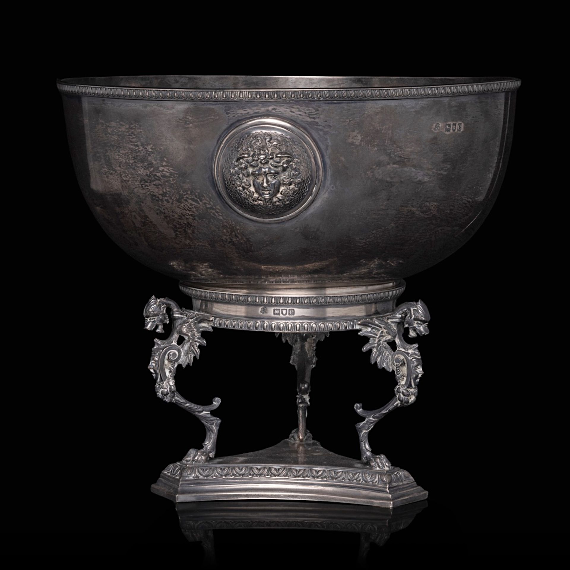 A Neoclassical English silver punchbowl, London hallmarks, year letter E (1900-1901), maker's mark J - Image 3 of 8
