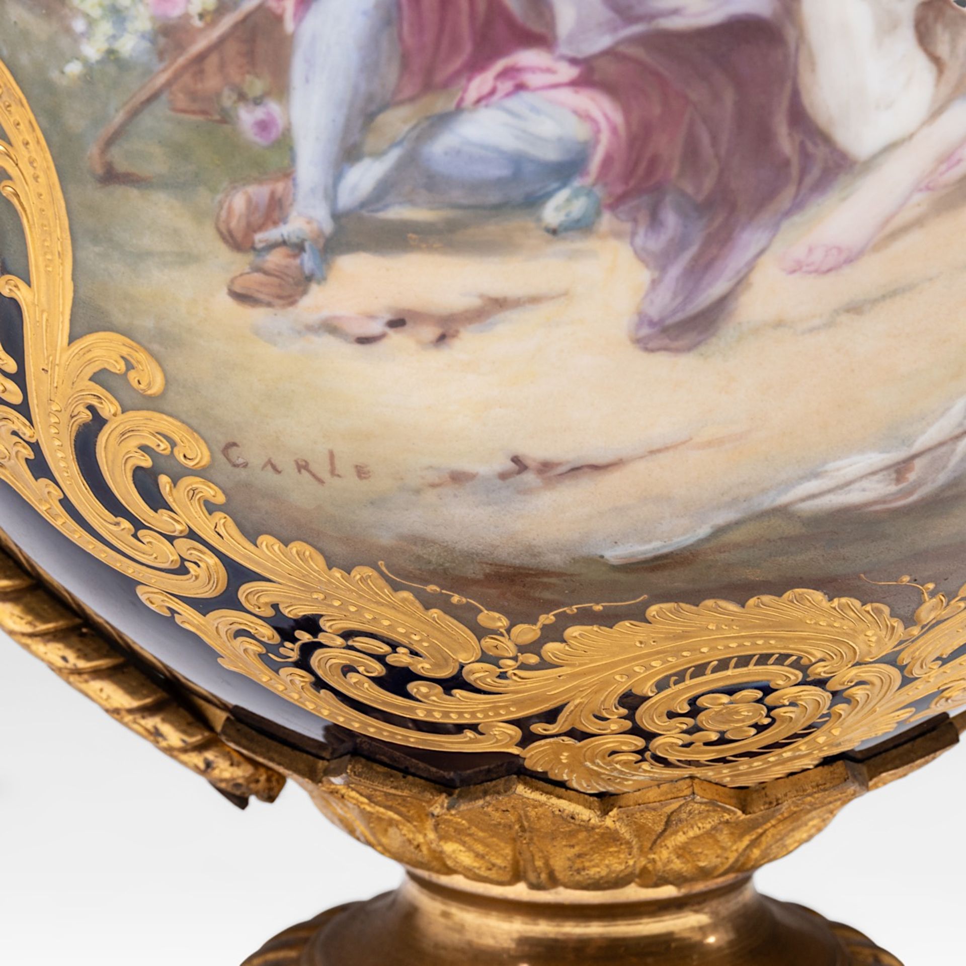 An imposing three-piece Sevres porcelain garniture set, H 53,5 - 72,5 cm - Bild 16 aus 22