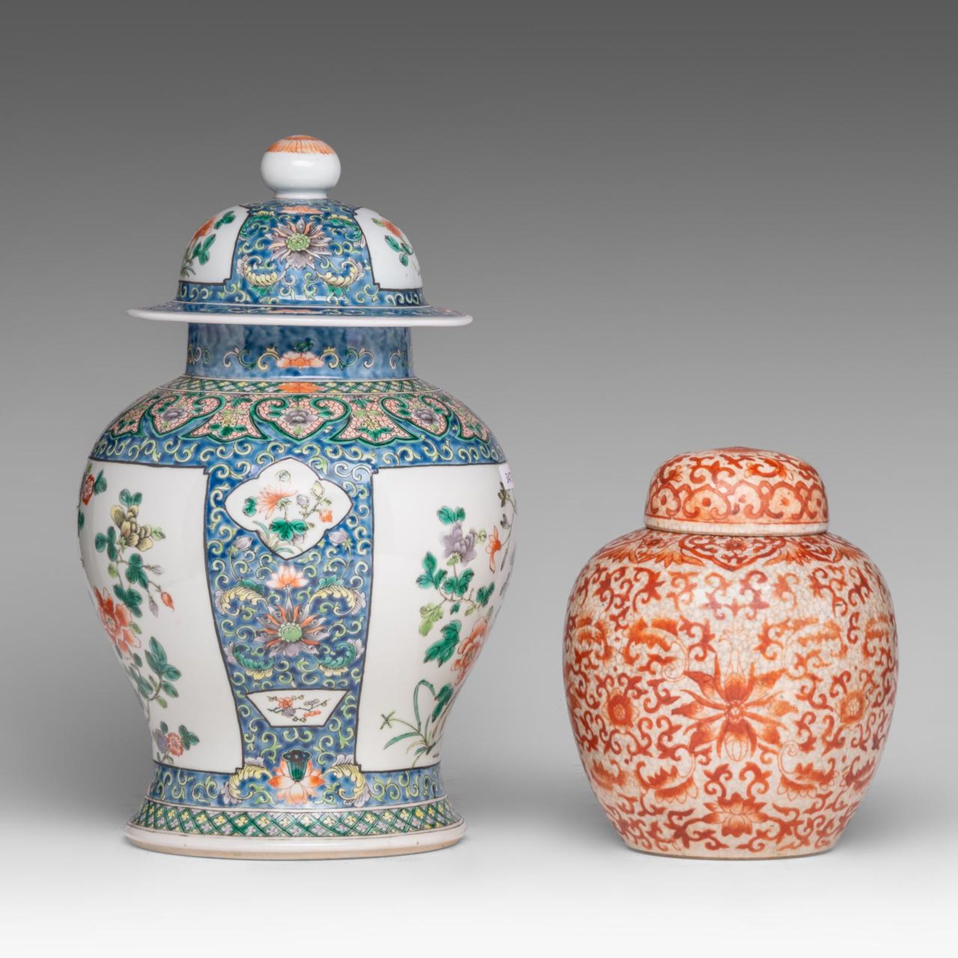 A Chinese famille verte 'Birds in a garden' baluster vase and cover, late 19thC, H 36 cm - and a iro - Bild 2 aus 7