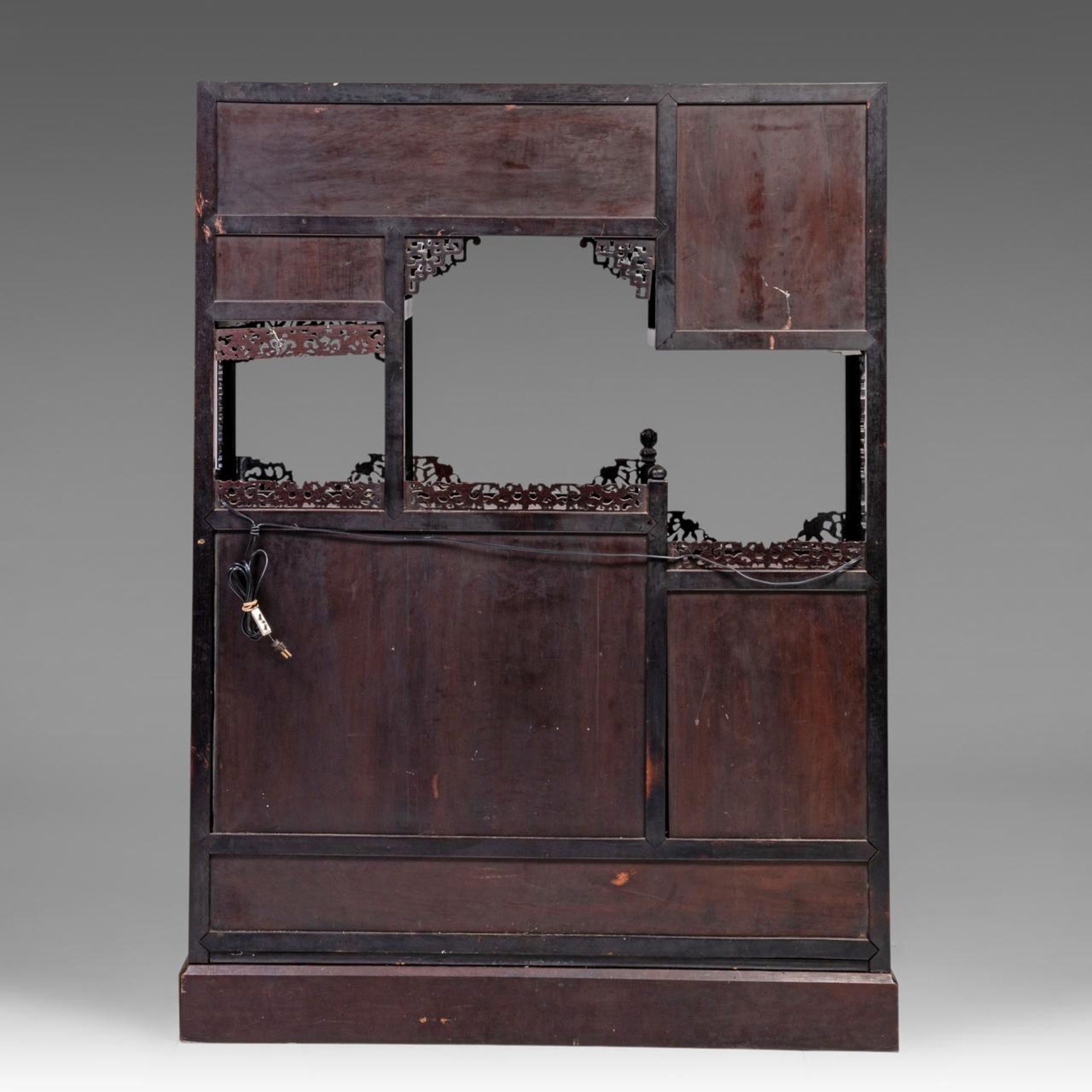 A Japanese hardwood display cabinet with Shibayama inlay, Meiji period, H 156,5 cm - W 114 cm - D 39 - Bild 4 aus 11