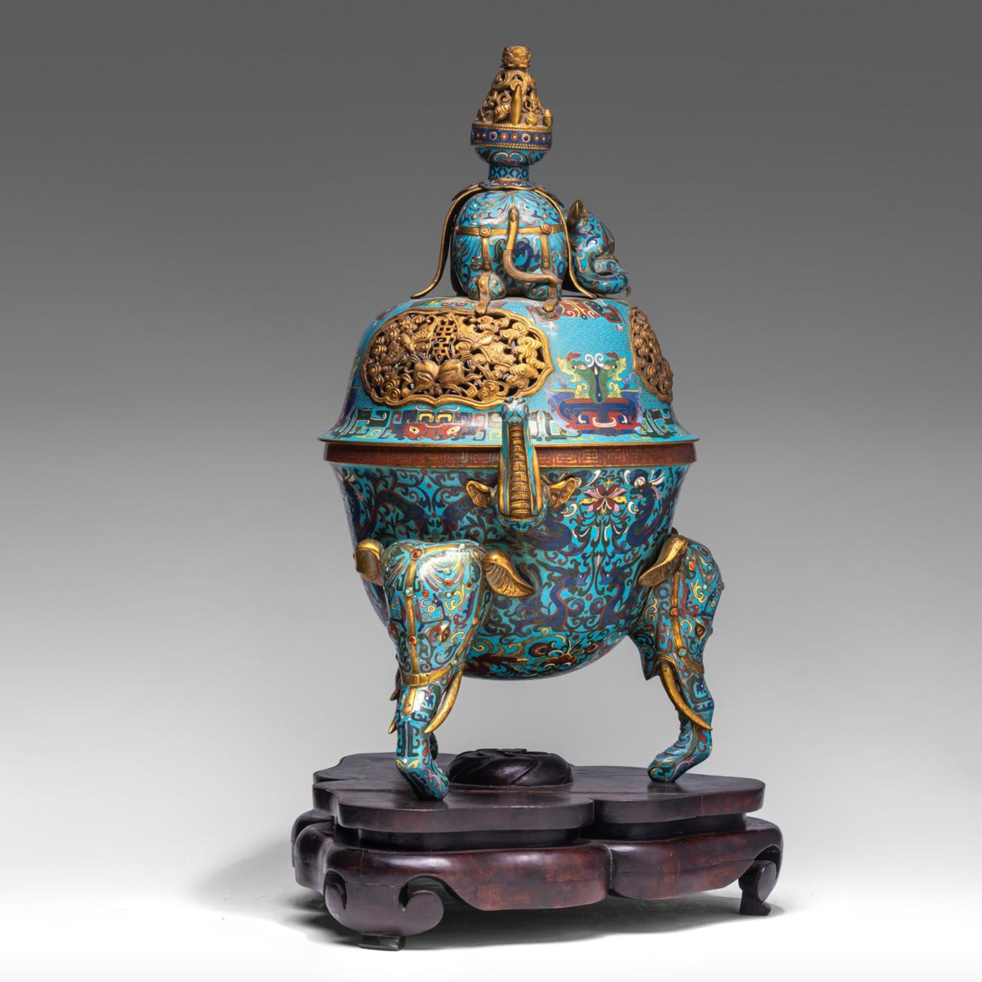 A Chinese five-piece semi-precious stone inlaid cloisonne garniture, late Qing, tallest H 57,5 - W 4 - Bild 6 aus 22