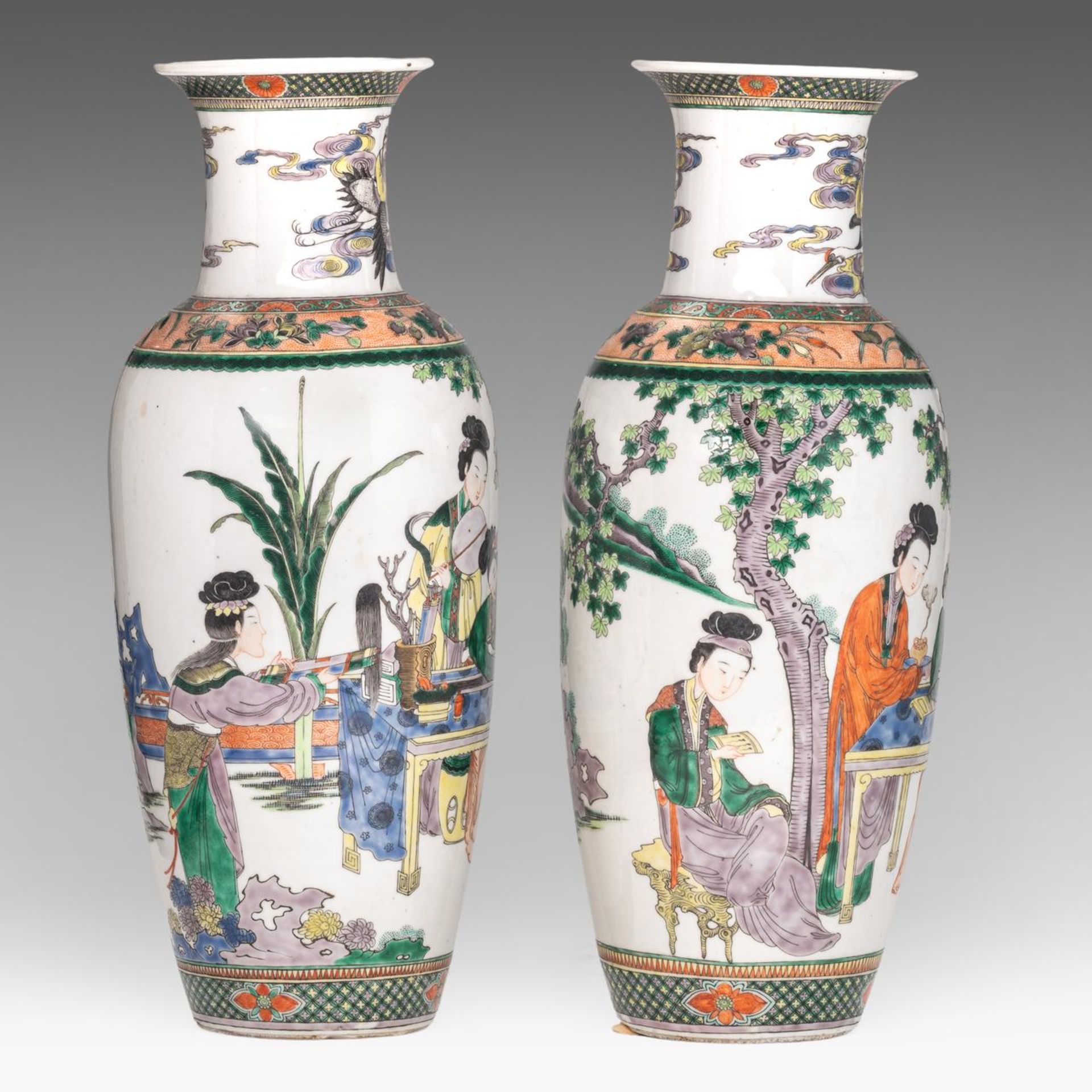 A pair of Chinese famille verte 'Ladies in a garden' vases, Guangxu/ Republic period, H 46,5 cm - Image 4 of 6