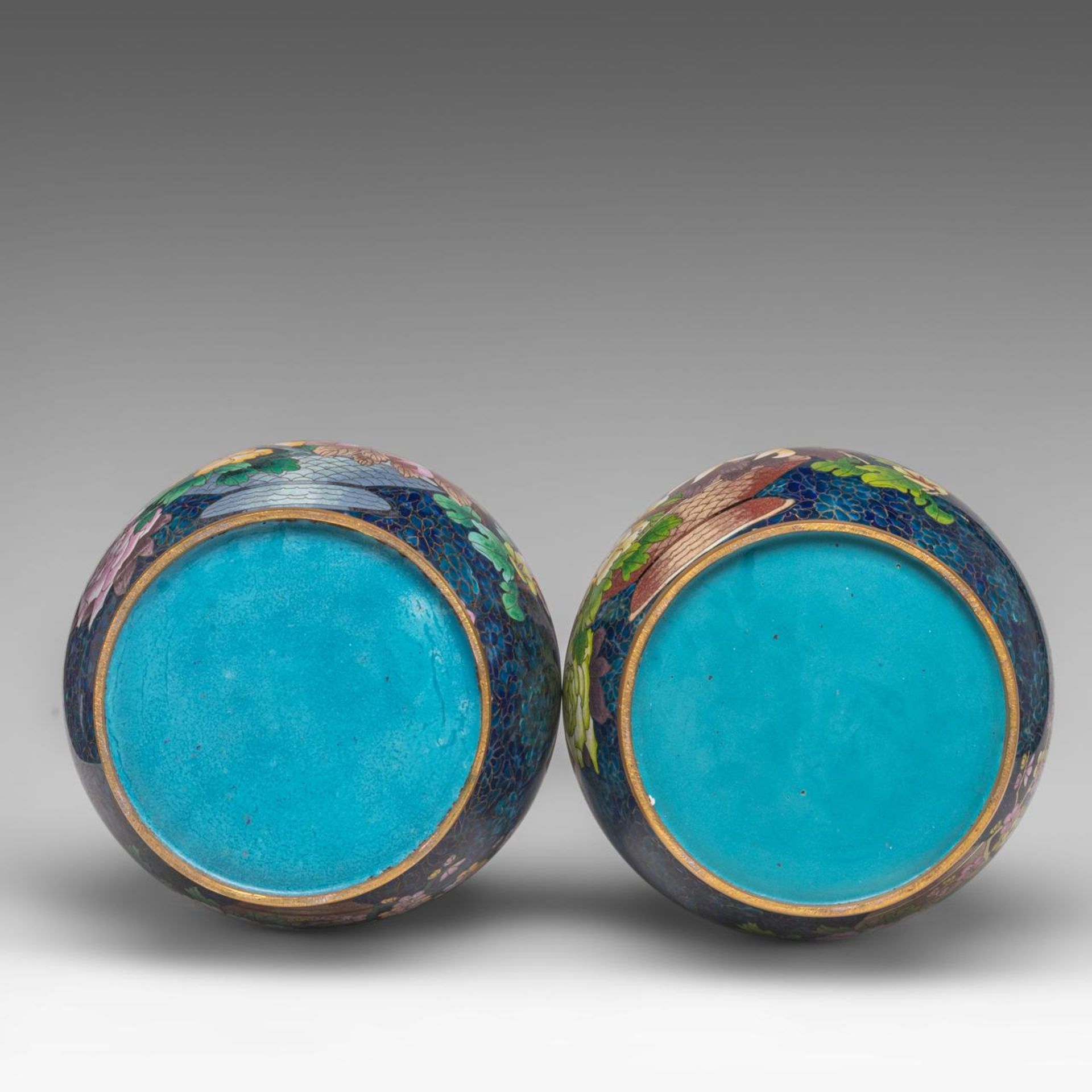A pair of Chinese cloisonne enamelled 'Flower basket' vases, 20thC, H 52,5 cm - Image 6 of 6