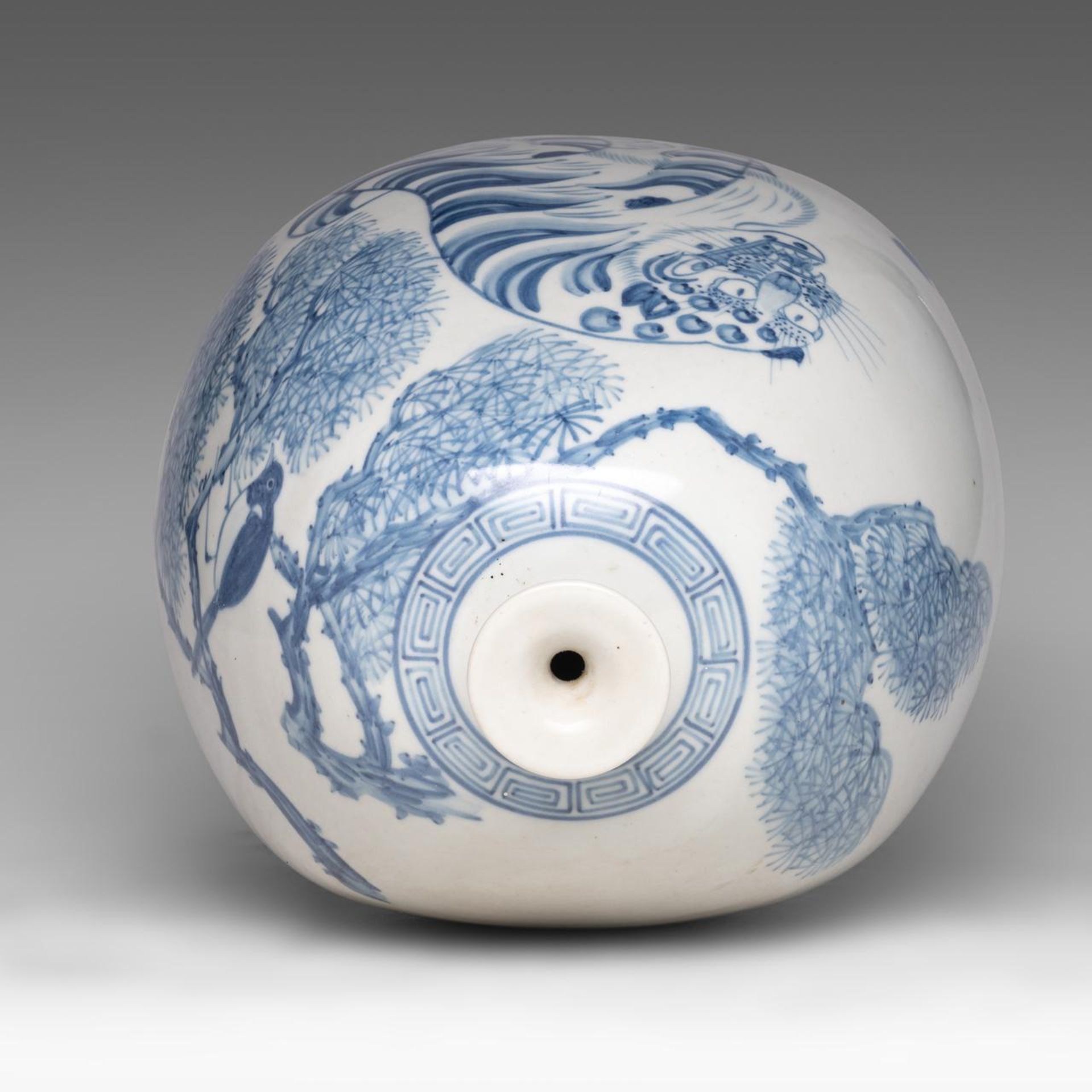 A Korean blue and white 'Mythical Tiger' vase, 20thC, H 29 cm - Bild 5 aus 7