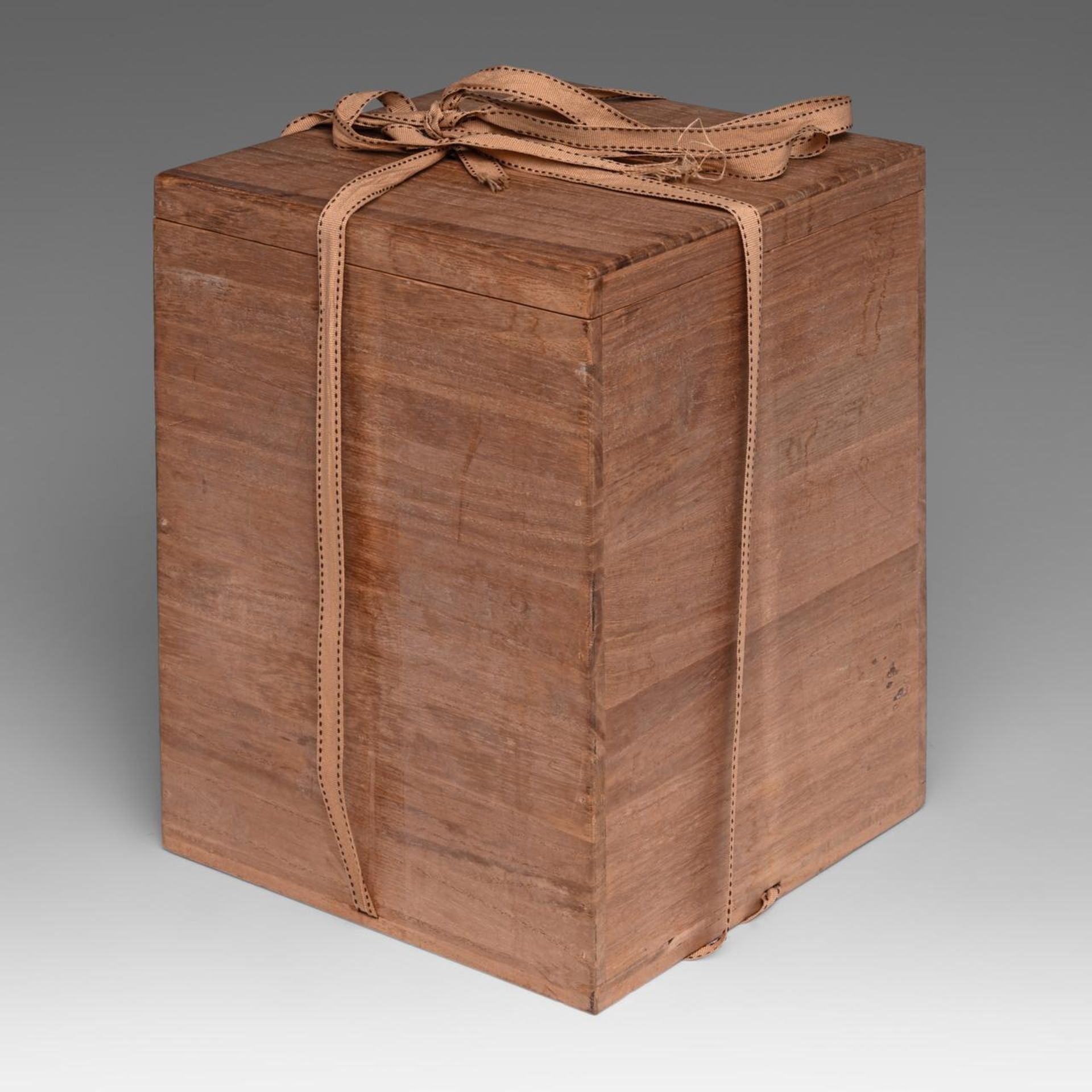 A Chinese Longquan celadon ewer, incl. a tomobako (Japanese wood box), H 33 - W 27 cm (ewer) - Image 7 of 7