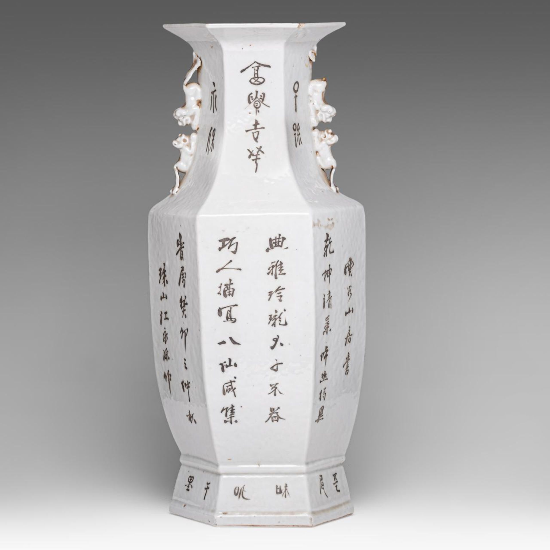 A Chinese Qianjiangcai 'Immortals' hexagonal vase, the back with a signed text, paired with lion han - Bild 3 aus 6