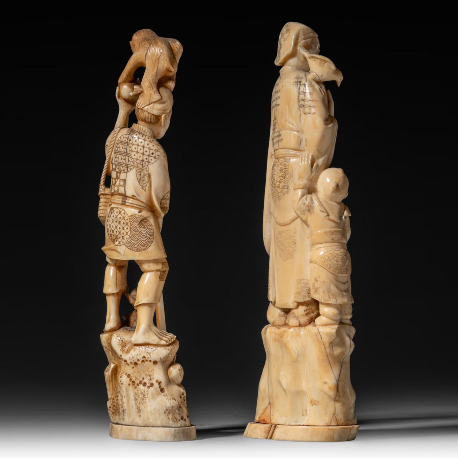 Two Japanese walrus ivory figures, Taisho, H 25,3 - 25,8 cm / 358 - 567 g - Image 5 of 9