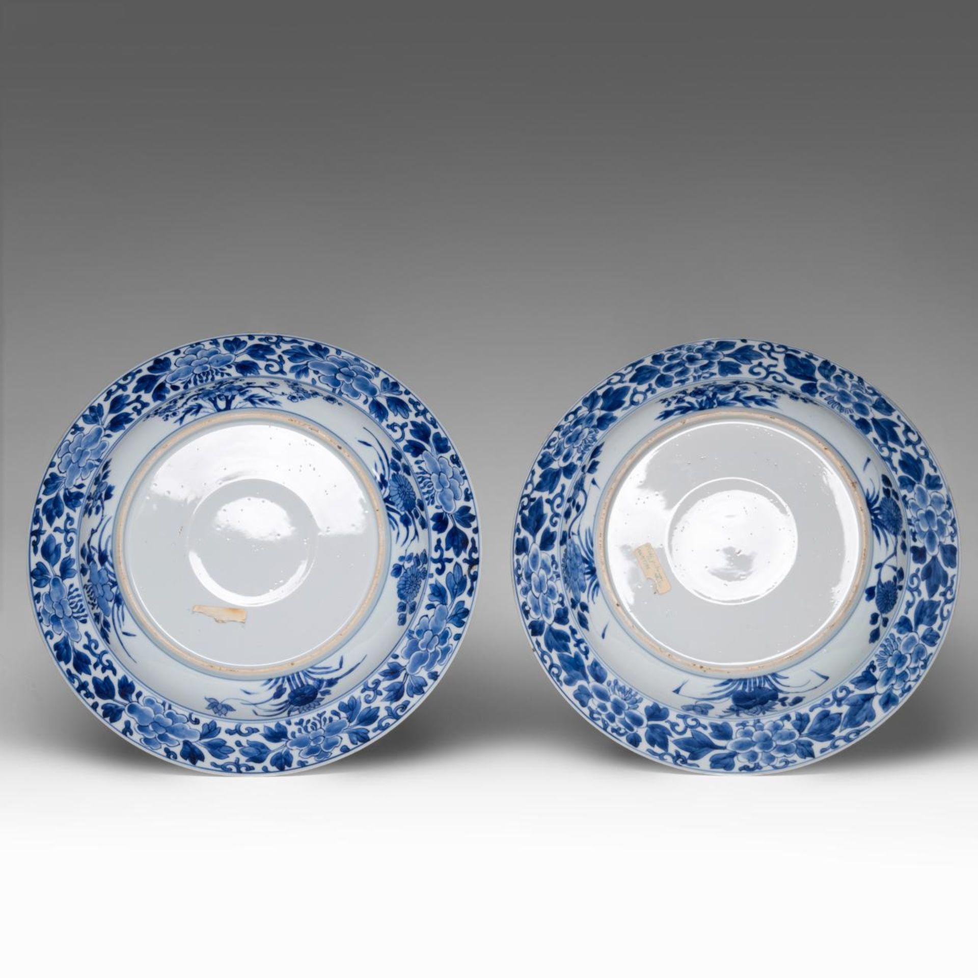A pair of fine Chinese blue and white 'Figural' large plates, Kangxi period, dia 32 cm - Image 2 of 2