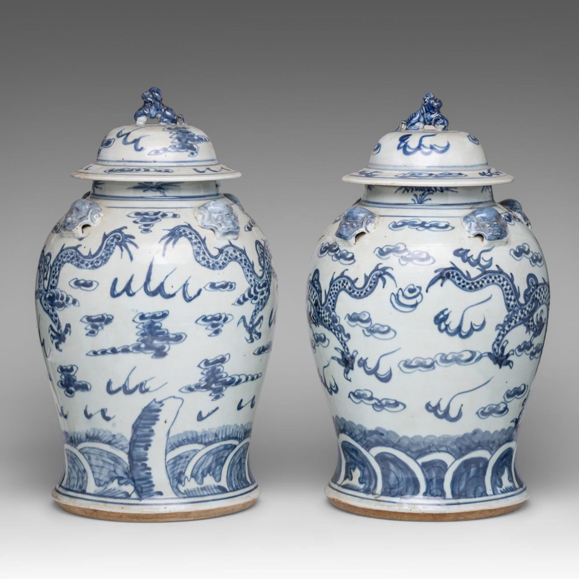 A pair of Chinese blue and white 'Dragons' covered jars, 18thC/19thC, H 45 cm - Bild 3 aus 8