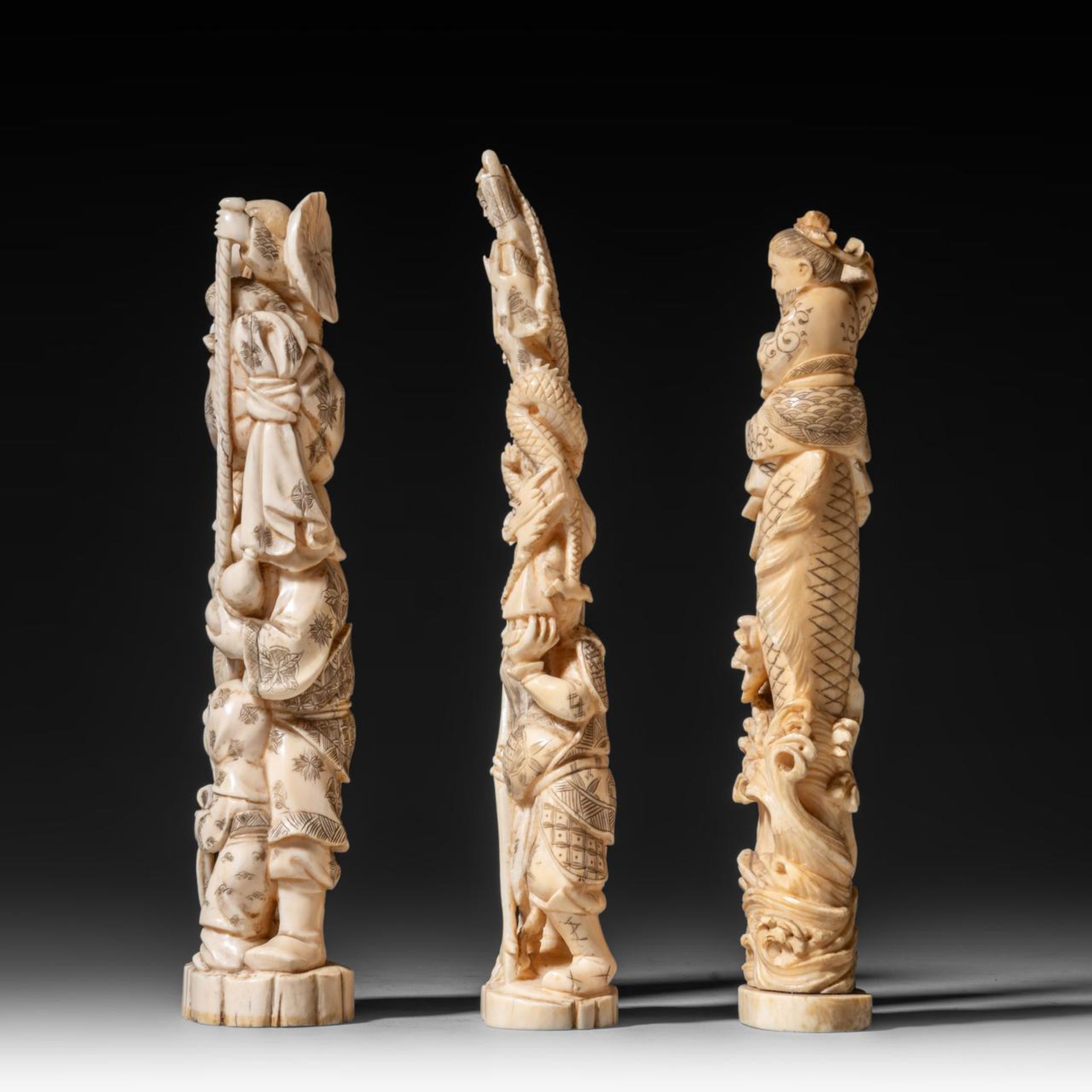 Three Japanese walrus ivory figures, Taisho, H 21,2 - 22,3 - 20,5 cm / 442 - 233 - 275 g - Image 3 of 9