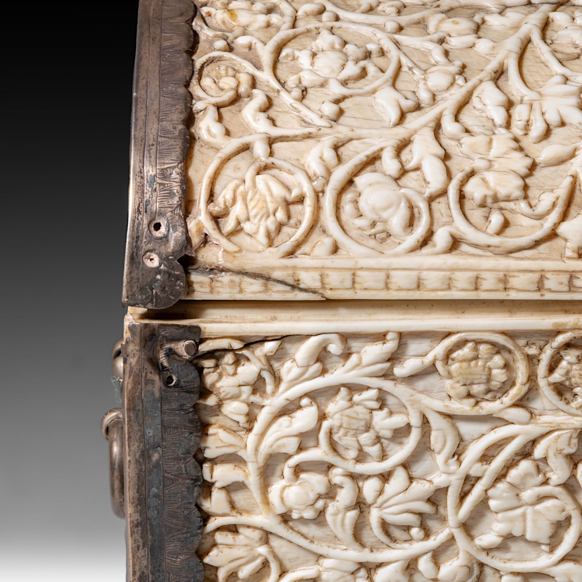 A 17th/18th-century Sinhalese (Sri Lanka) ivory jewelry casket, H 13,5 - W 19,3 - D 10,1 cm / total - Image 11 of 11