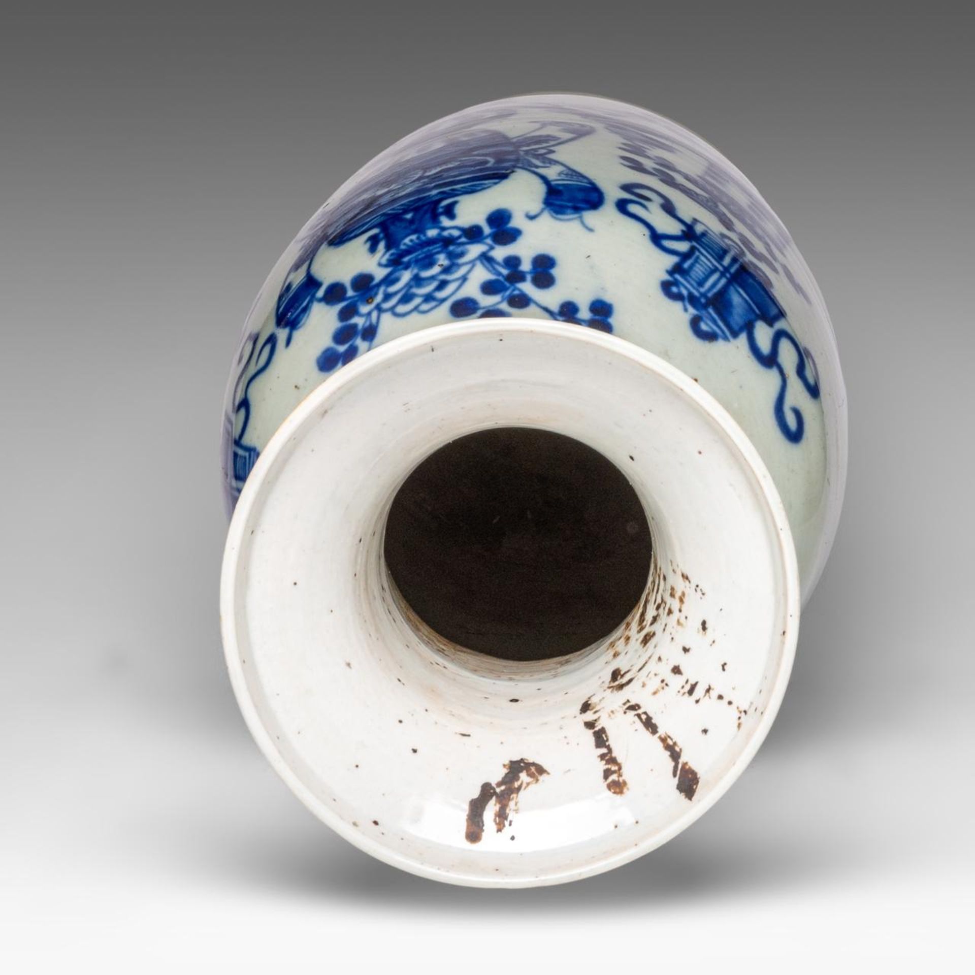 A Chinese blue and white on celadon ground 'Antiquities' vase, 19thC, H 57 cm - Bild 5 aus 6
