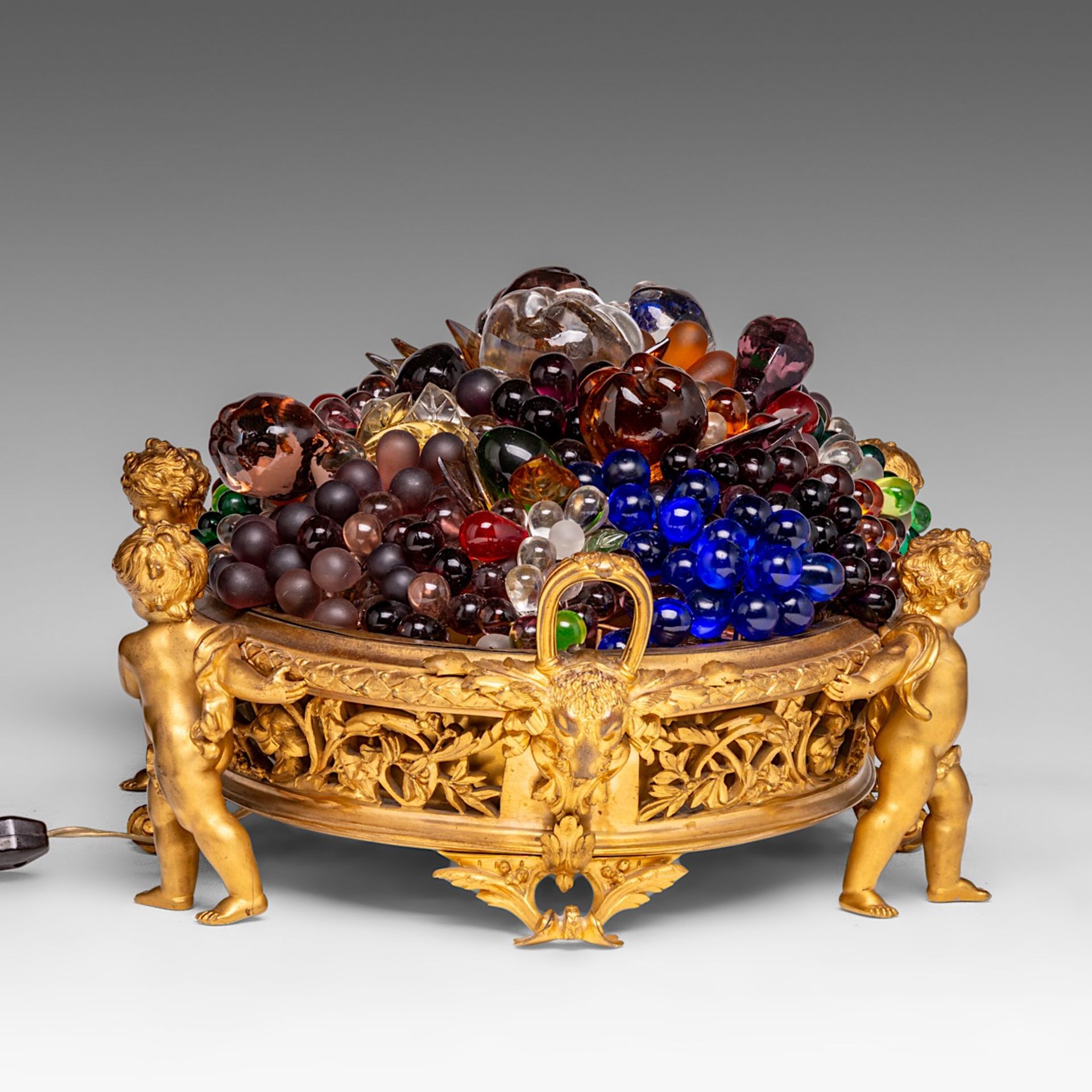 A Neoclassical gilt bronze and glass 'piece de milieu' fruit basket table lamp, ca. 1900, H 20 - W 4 - Image 10 of 16