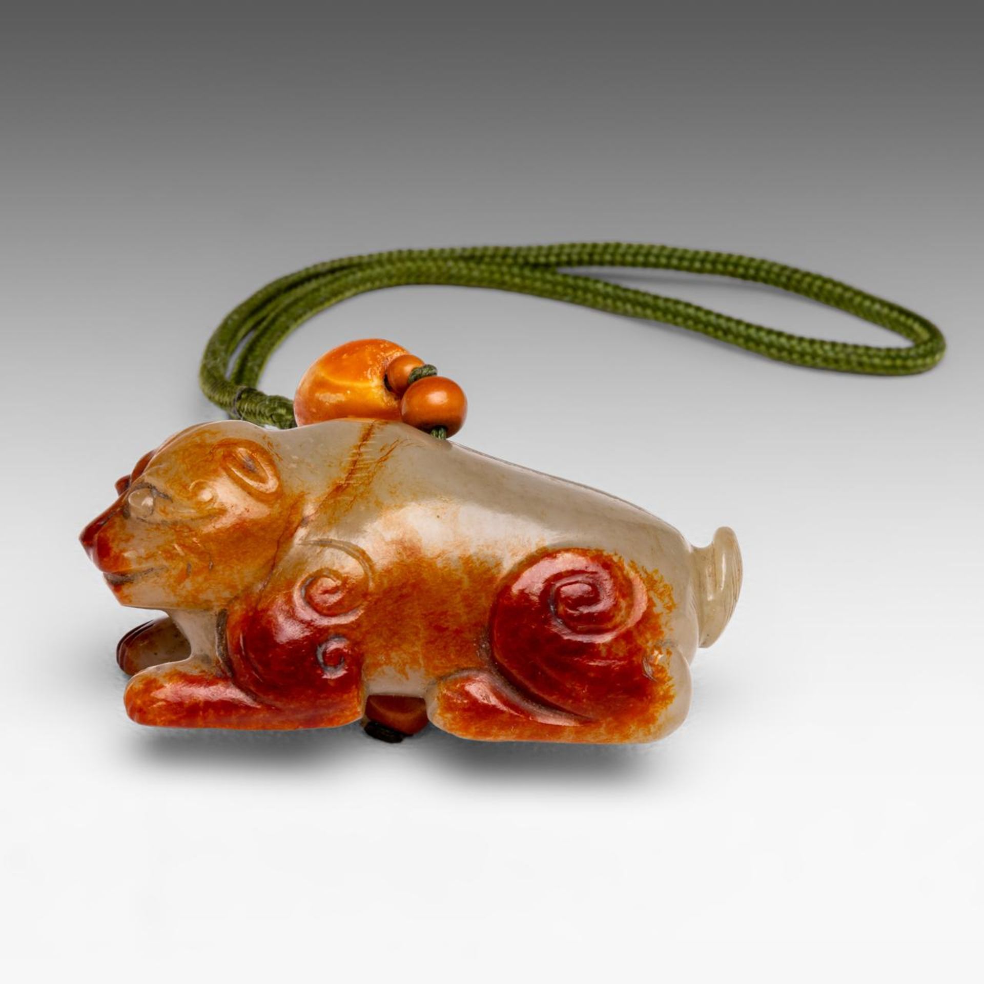 A Chinese russet jade carving of a mythical beast, Ming dynasty, L 5,4 cm - Image 4 of 8