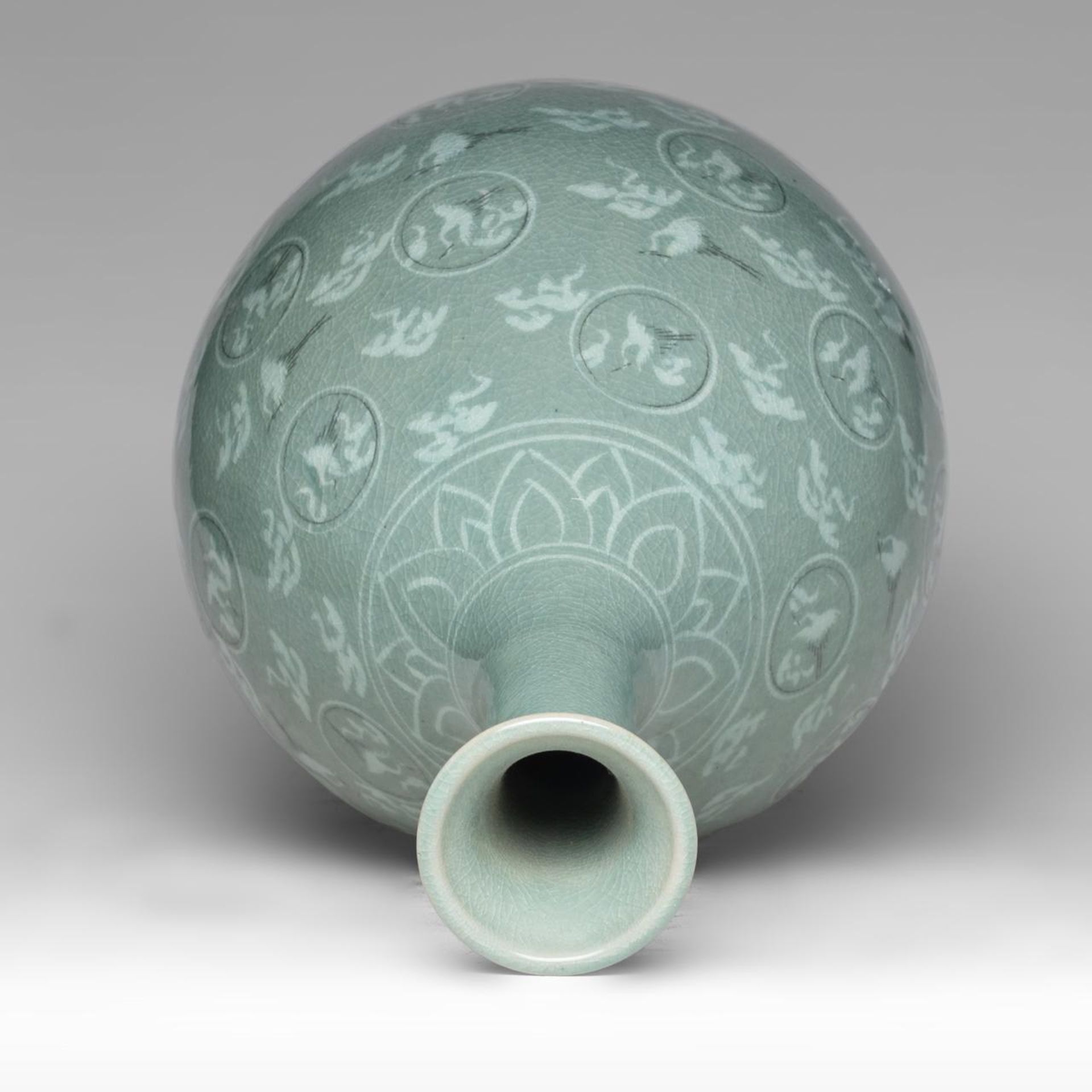A Korean celadon ware 'Cranes and clouds' vase, 20thC, H 41,5 cm - Bild 5 aus 7