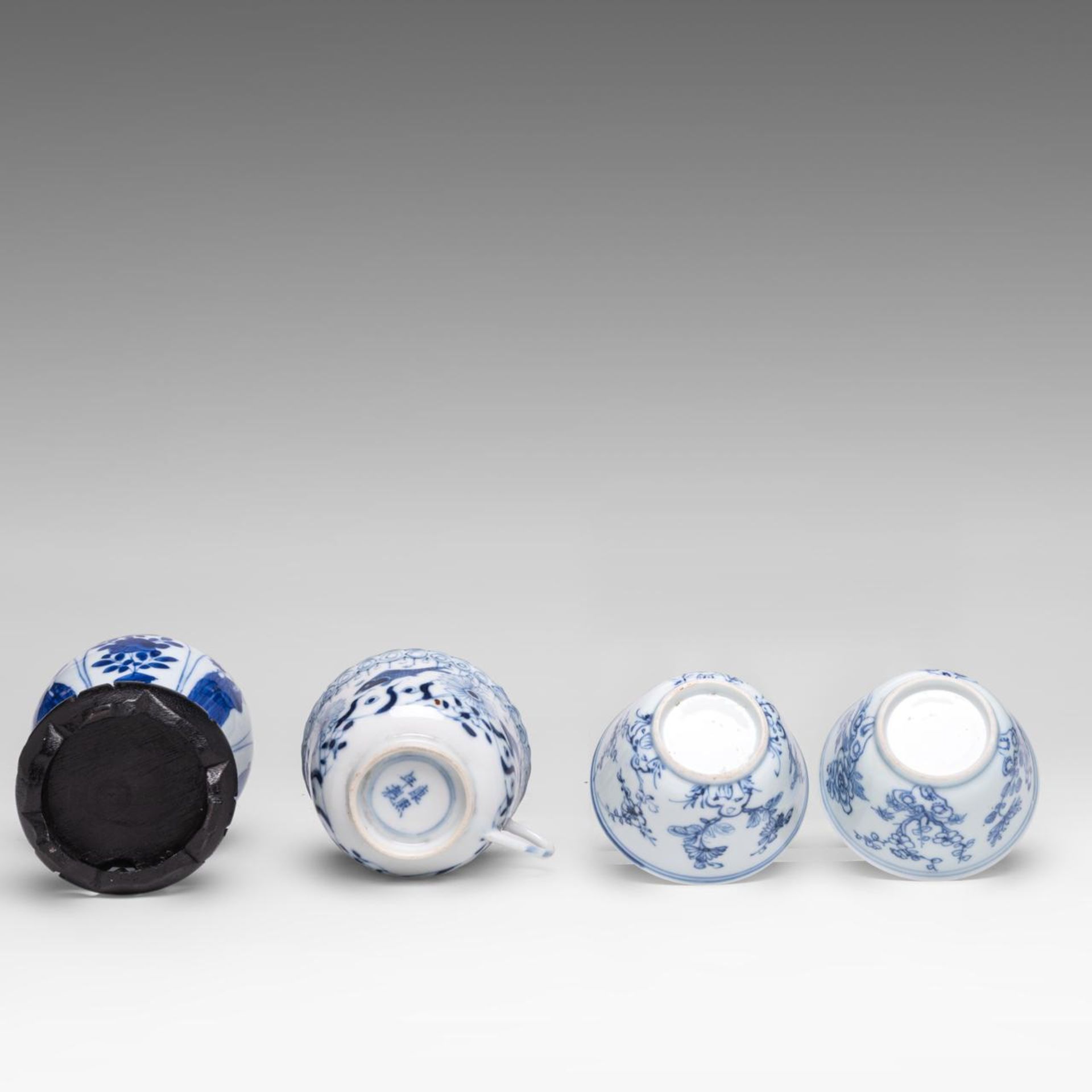 A Chinese blue and white 'Long Elisa' jarlet, Kangxi period, H 14 cm - added three sets of Chinese b - Bild 7 aus 9