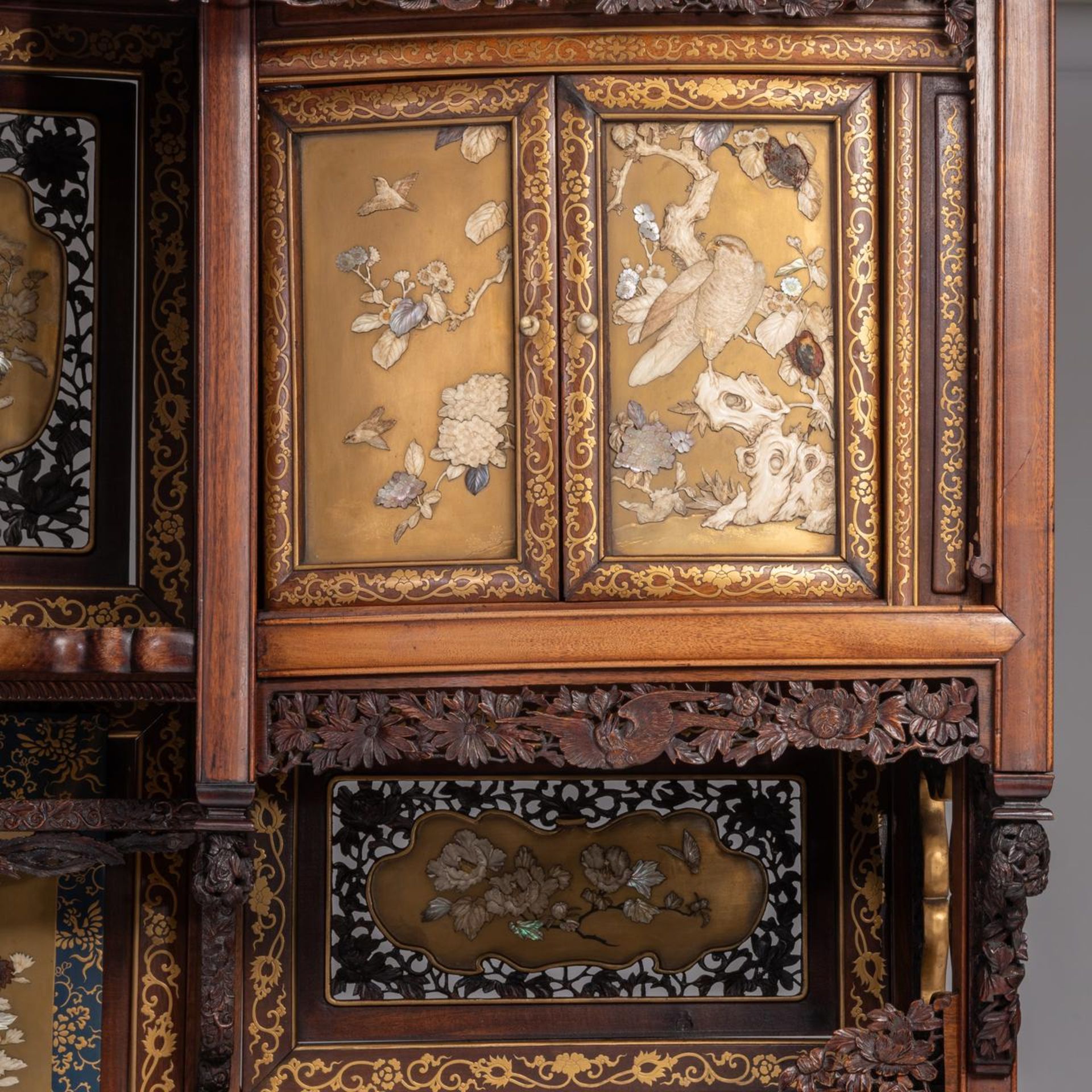 A Japanese Meiji Shodona, with exotic hardwood, gold lacquer and Shibayama inlay, H 231 - W 145 - D - Bild 8 aus 13
