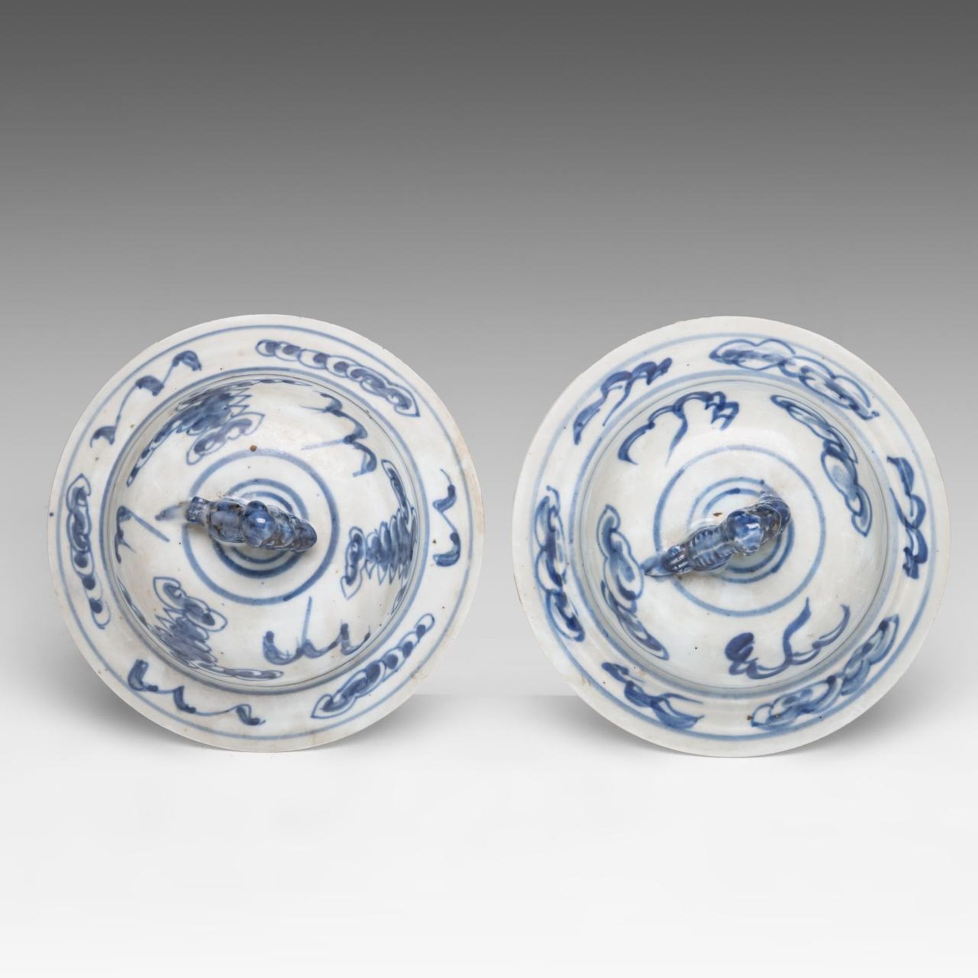 A pair of Chinese blue and white 'Dragons' covered jars, 18thC/19thC, H 45 cm - Bild 7 aus 8