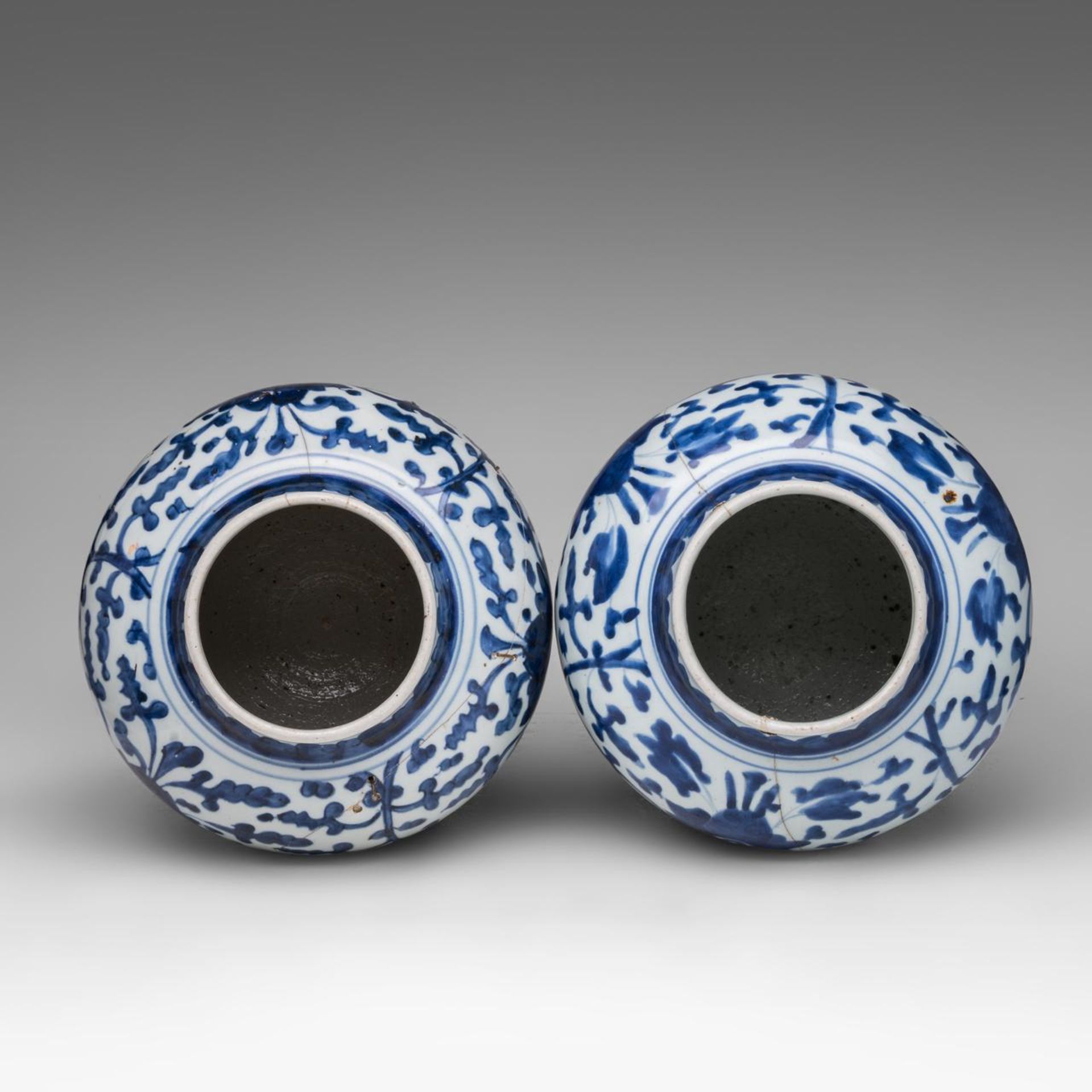 A pair of Chinese blue and white 'Scrolling Lotus' baluster vases and covers, early Qing, H 37 cm - Image 5 of 8