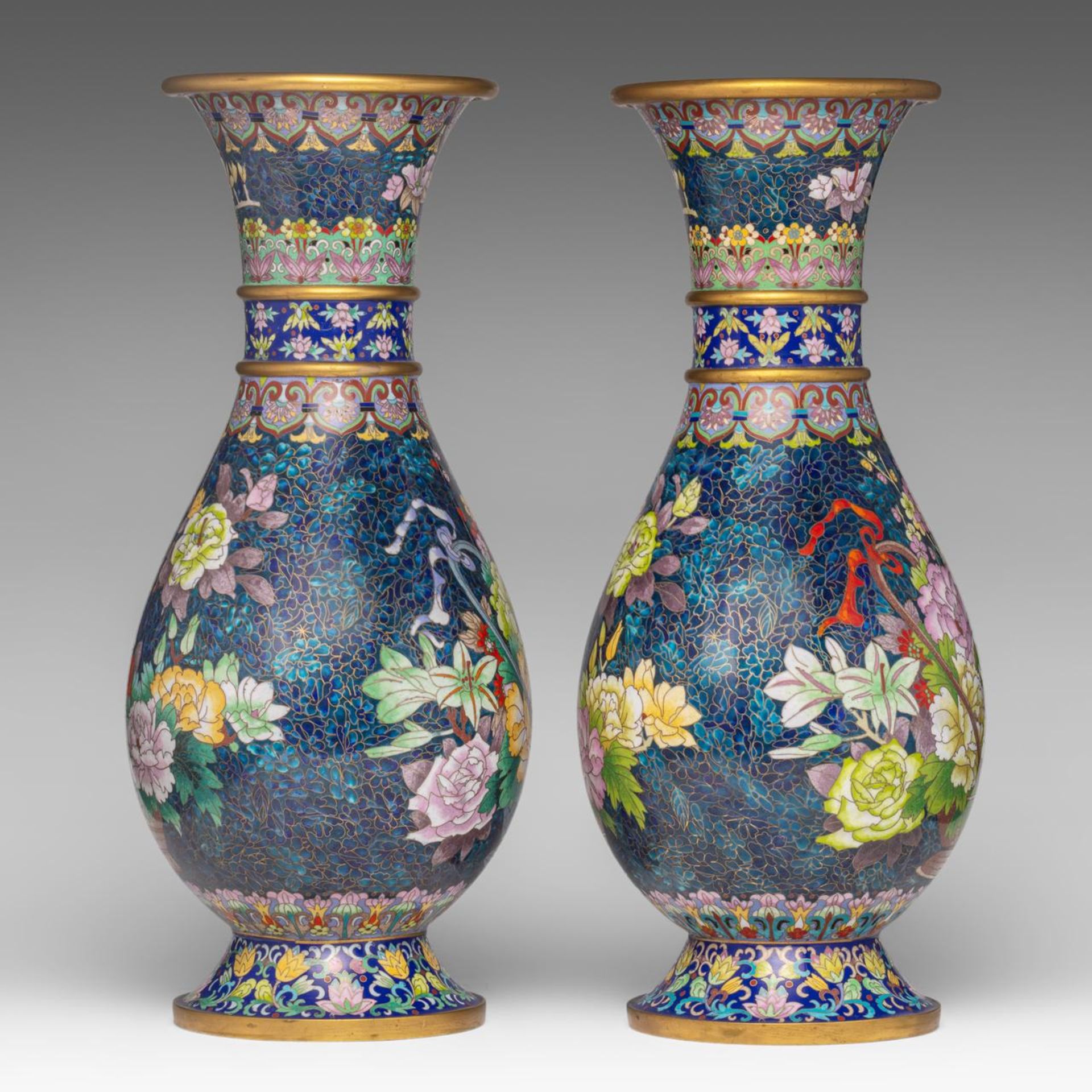 A pair of Chinese cloisonne enamelled 'Flower basket' vases, 20thC, H 52,5 cm - Image 4 of 6
