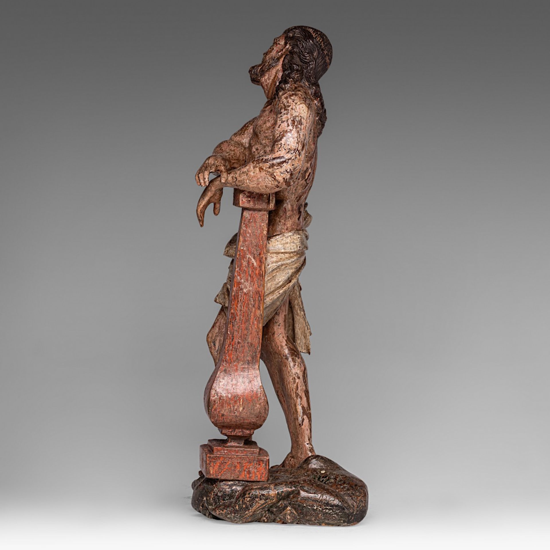A polychrome oak sculpture of the scourged Christ, 17thC, H 53 cm - Image 3 of 7