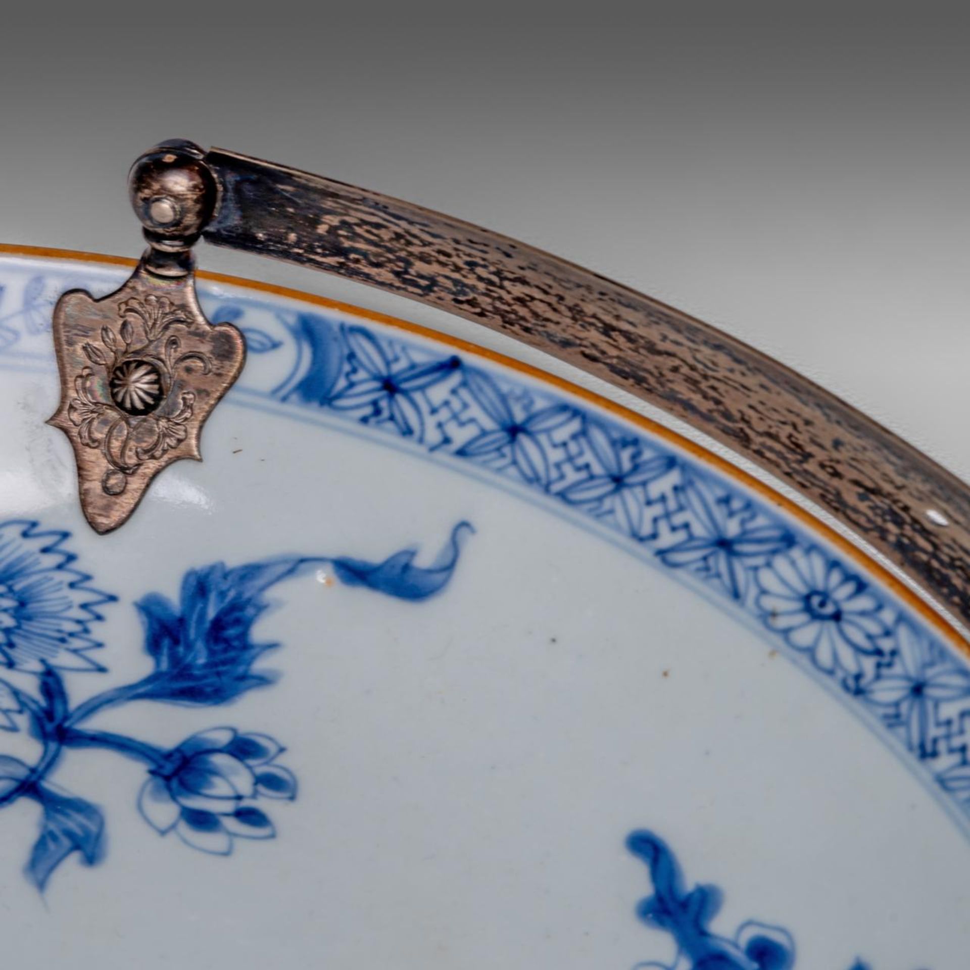 A collection of a Chinese famille rose and two blue and white export porcelain plates, 18thC, dia 27 - Bild 9 aus 9