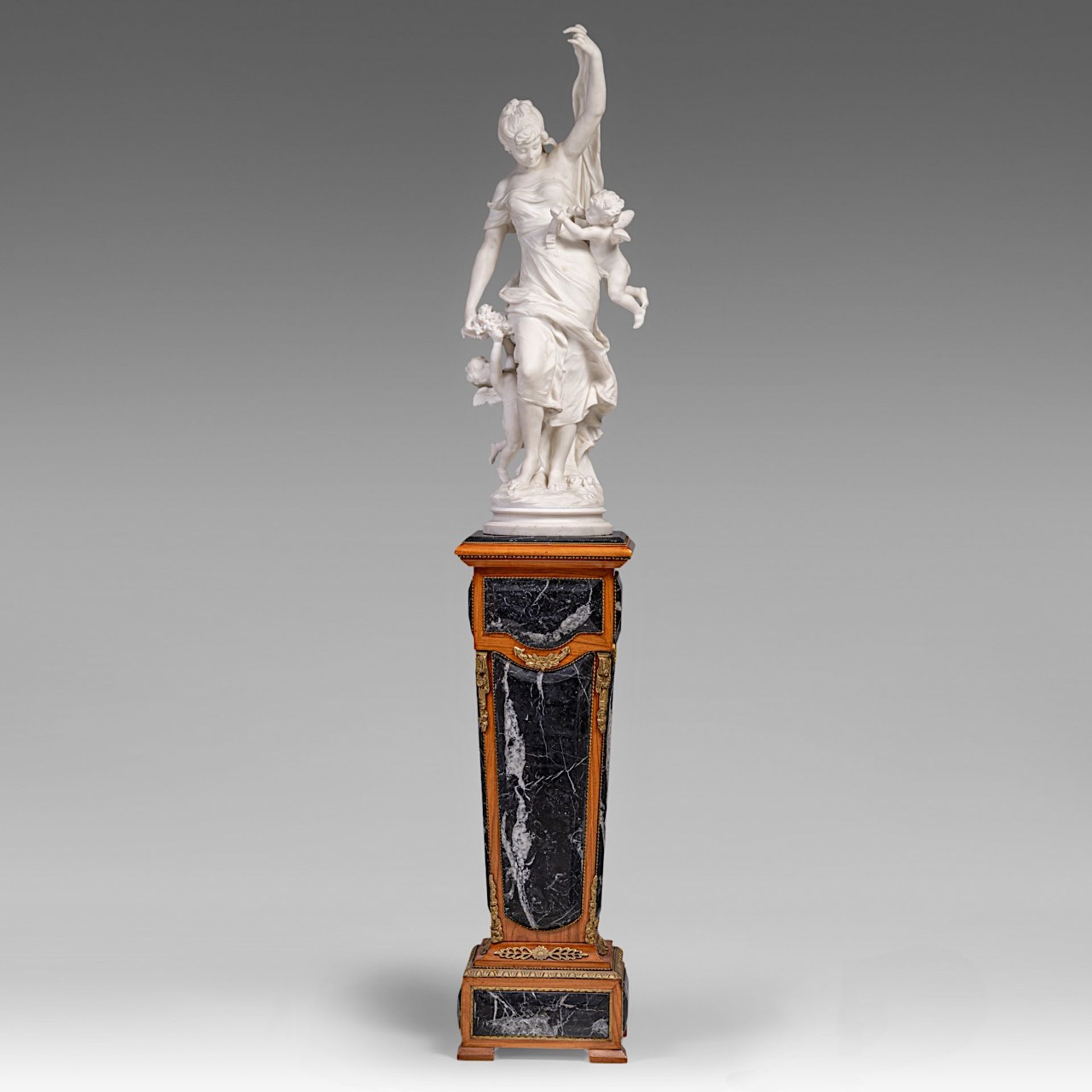 Auguste Moreau (1834-1917), 'La toilette de Venus', Carrara marble on matching column, H 95 - 194 cm