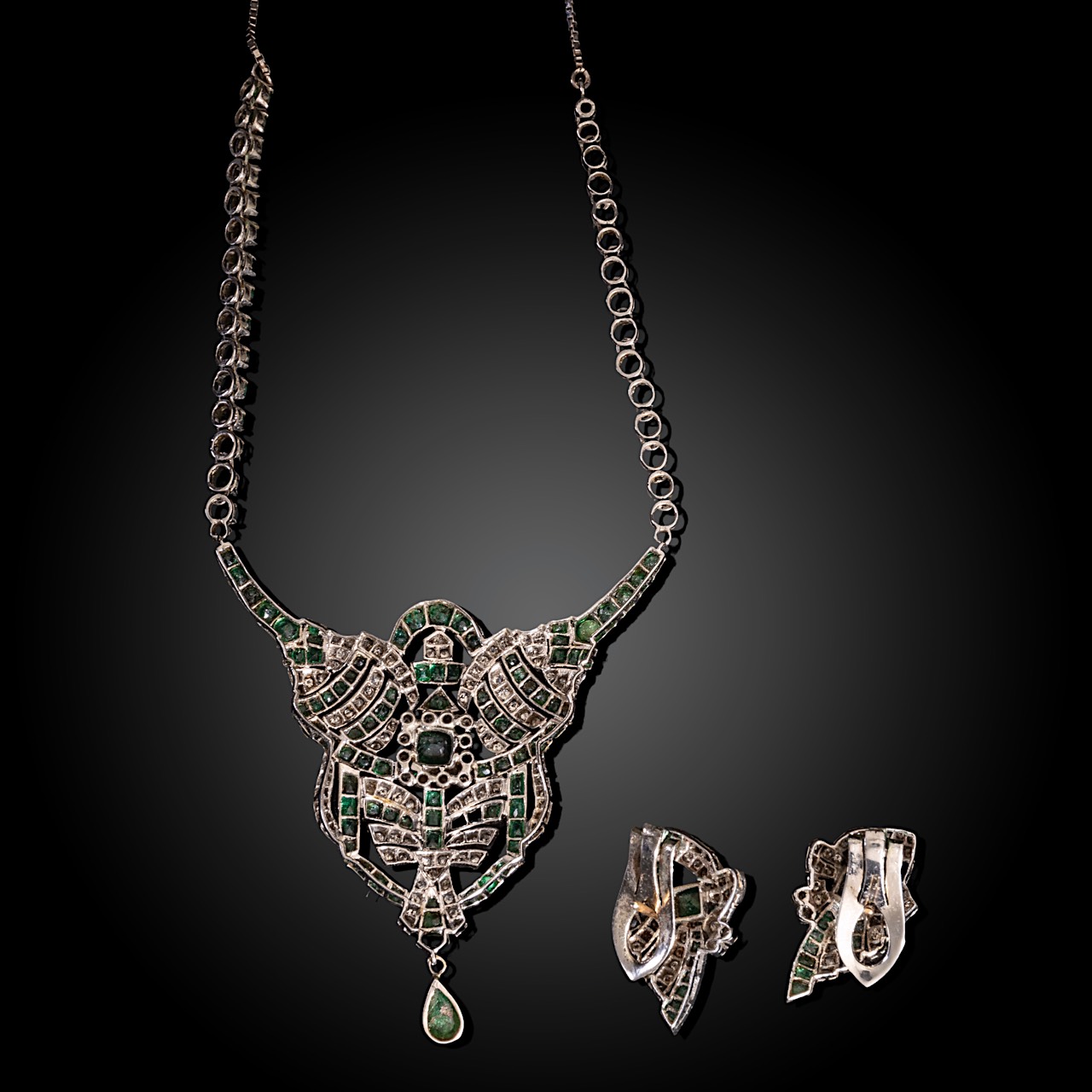 An exceptional, and very elegant 18ct white gold three-piece Art Deco style jewelry set - Image 4 of 4