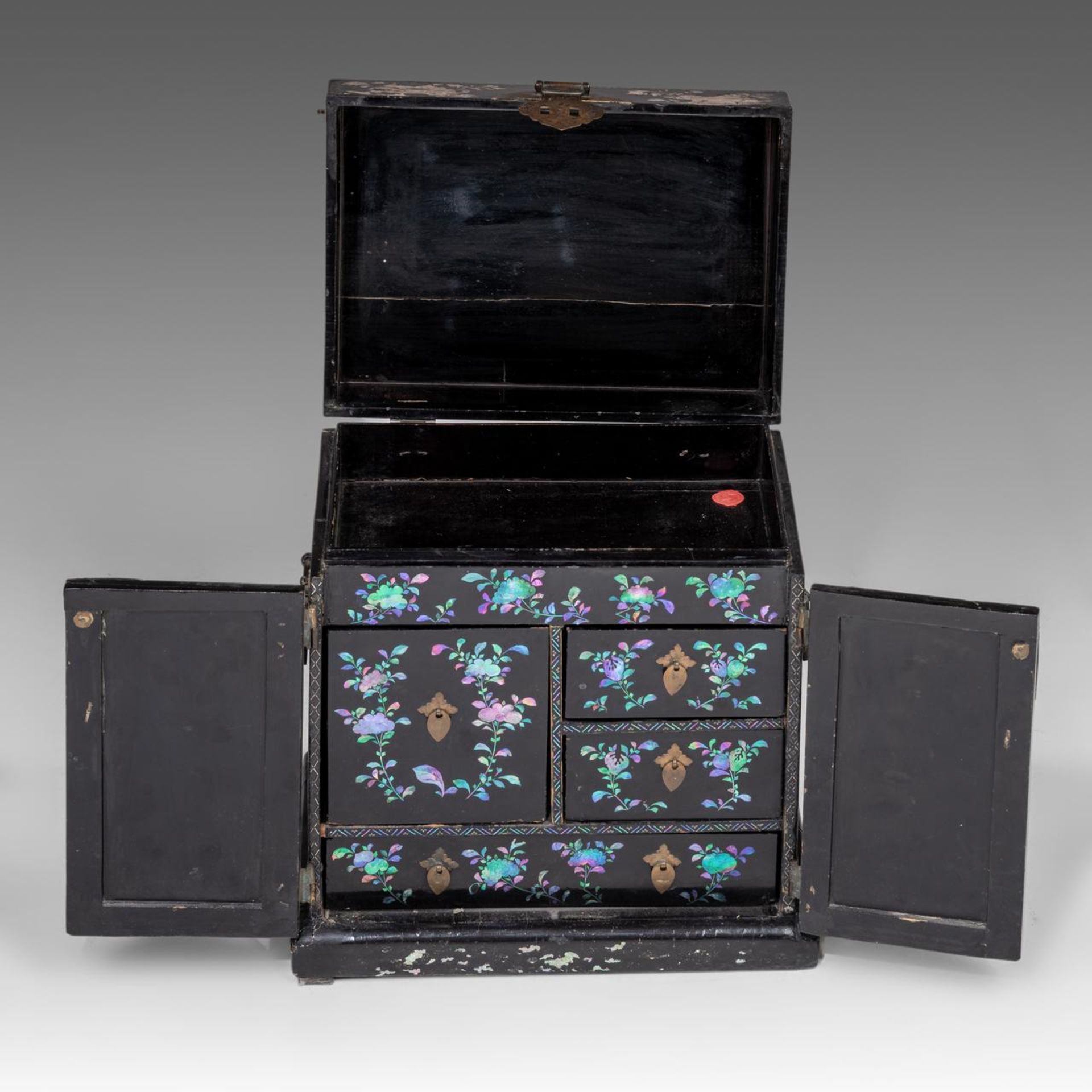 A Chinese lac burgaute travelling writing box or table cabinet, 17thC/18thC, H 31 - 28,5 x 21 cm - Image 2 of 7
