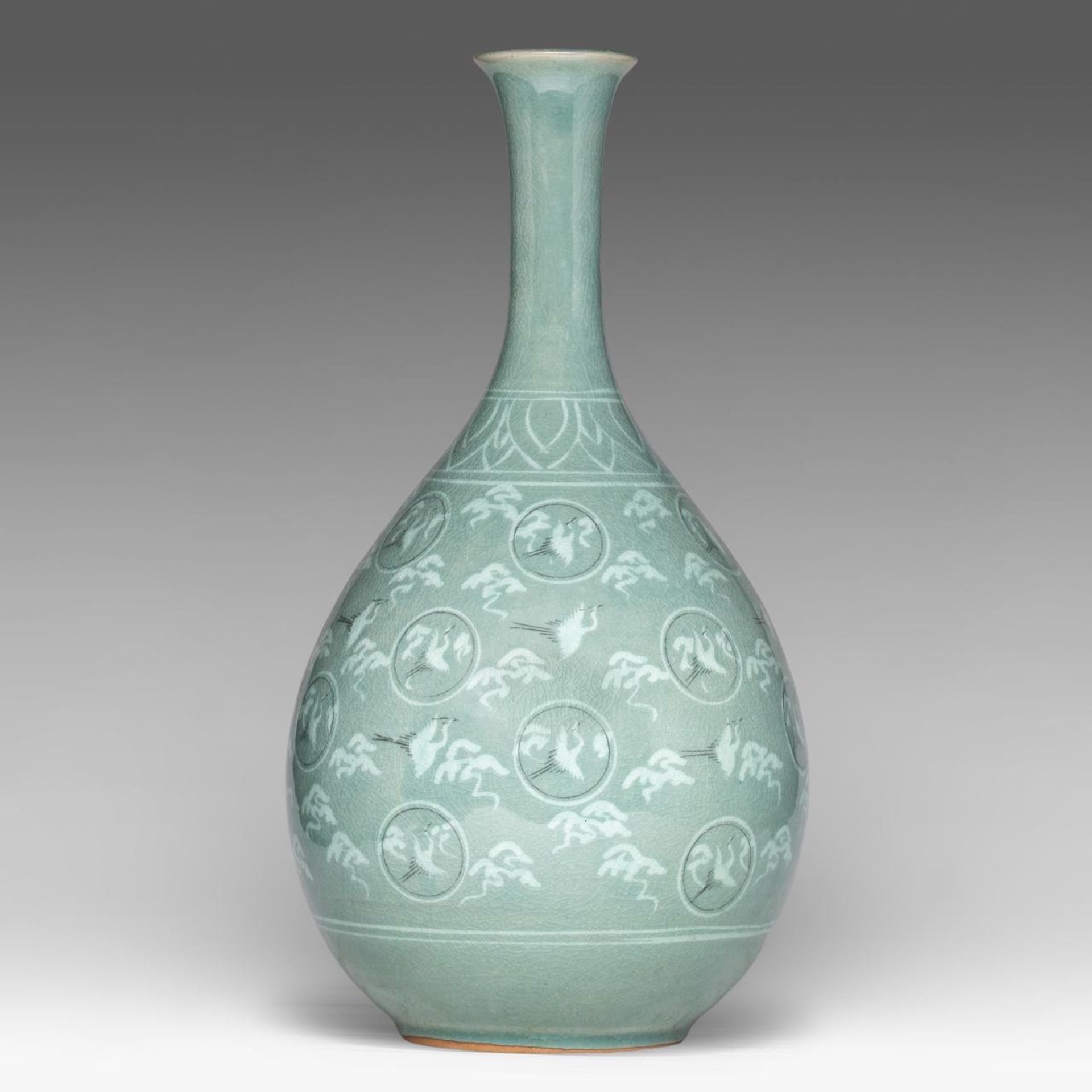 A Korean celadon ware 'Cranes and clouds' vase, 20thC, H 41,5 cm - Bild 4 aus 7