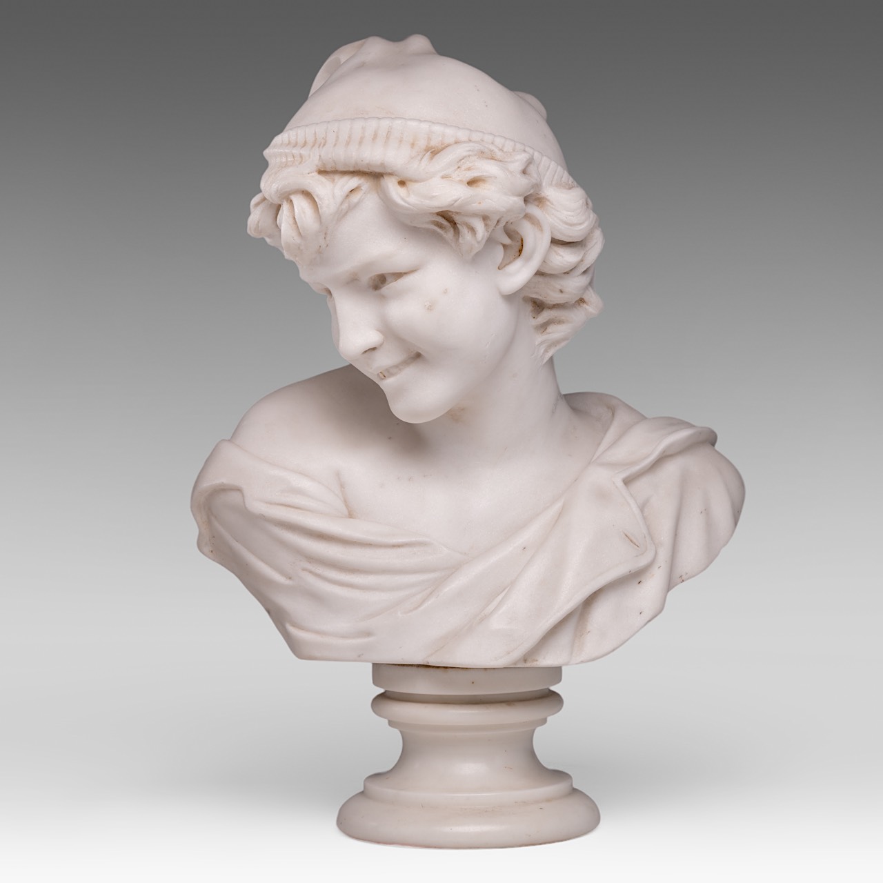 After Jean-Baptiste Carpeaux (1827-1875), 'Le Rieur Napolitian', Carrara marble bust, H 49 cm - Image 2 of 6