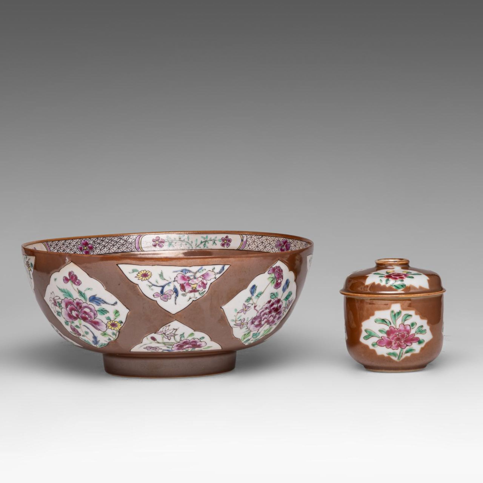 A small collection of Chinese famille rose, blue and white, and Imari export porcelain ware, 18thC, - Bild 14 aus 25