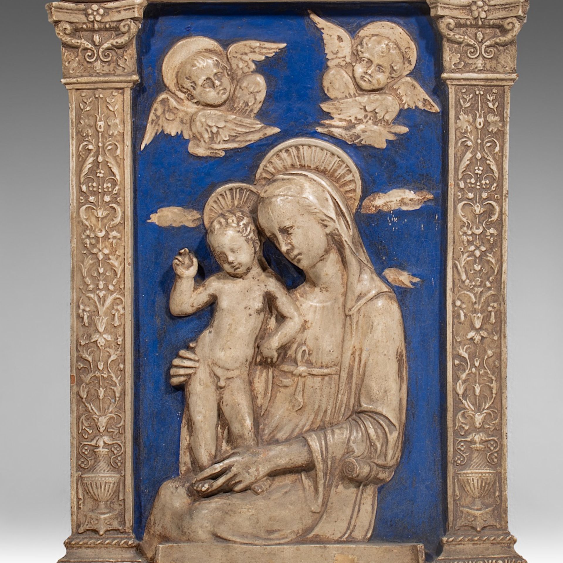 A blue and white glazed terracotta relief of the Virgin and Child in the Della Robbia manner or a fo - Bild 5 aus 6
